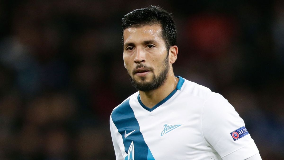 6. Ezequiel Garay (Zenit sang Chelsea- 11 triệu bảng): Tuyển thủ Argentina trở thành mục tiêu của Chelsea nhằm gia cố hàng thủ đang lâm vào khủng hoảng. Giá của cựu cầu thủ Benfica rẻ hơn rất nhiều so với John Stone của Everton. Ngoài ra, người đại diện của Garay chính là siêu cò Jorge Mendes, người bạn thân thiết của Mourinho trên TTCN. Ảnh: FSSTA.