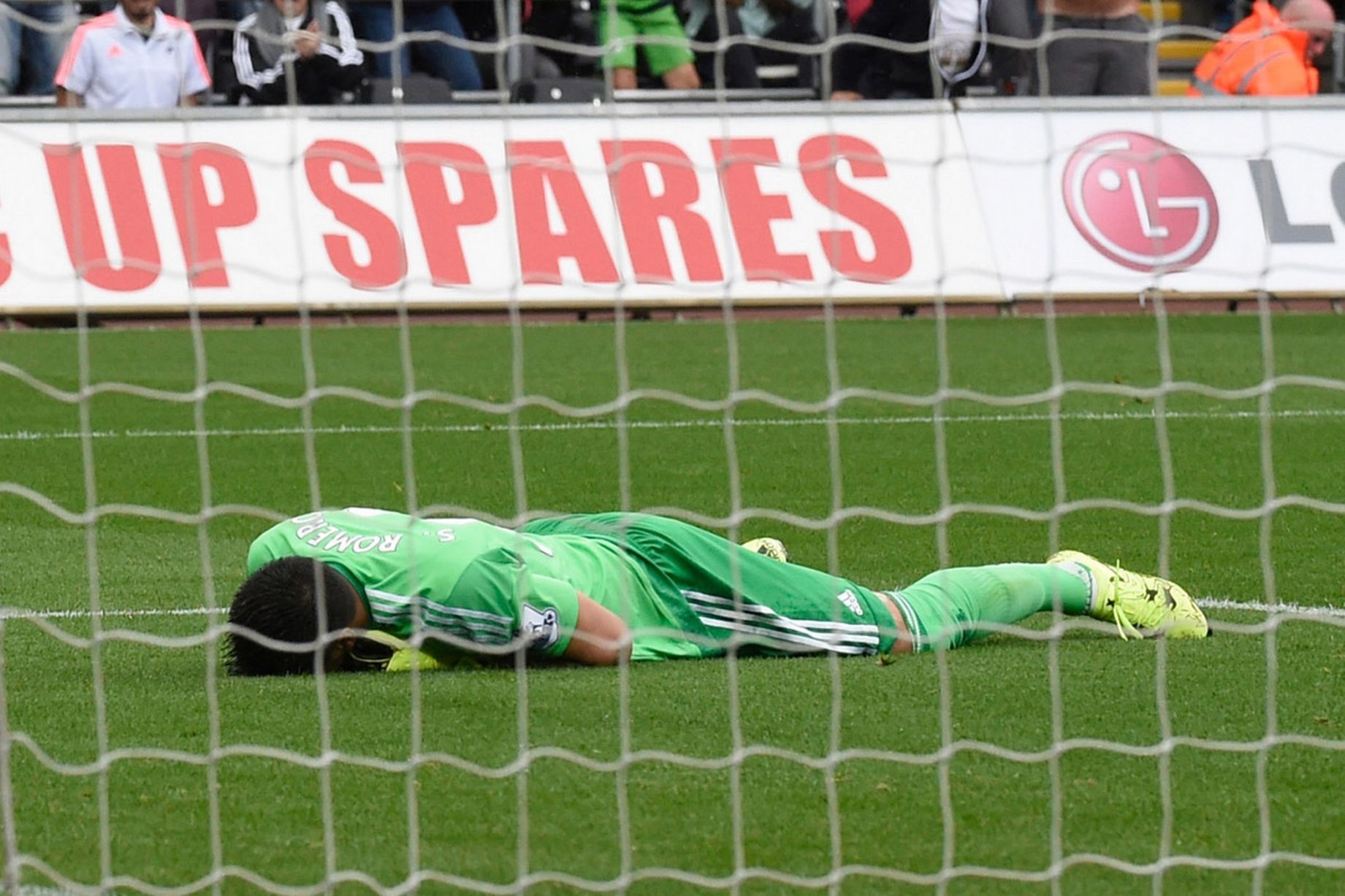 Romero chưa thực sự khiến người hâm mộ yên tâm khi thay thế vai trò của David De Gea.