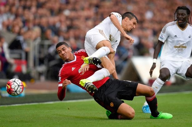 Smalling là một trong những vị trí thi đấu ổn định nhất M.U kể từ đầu mùa. Ảnh: Mirror.