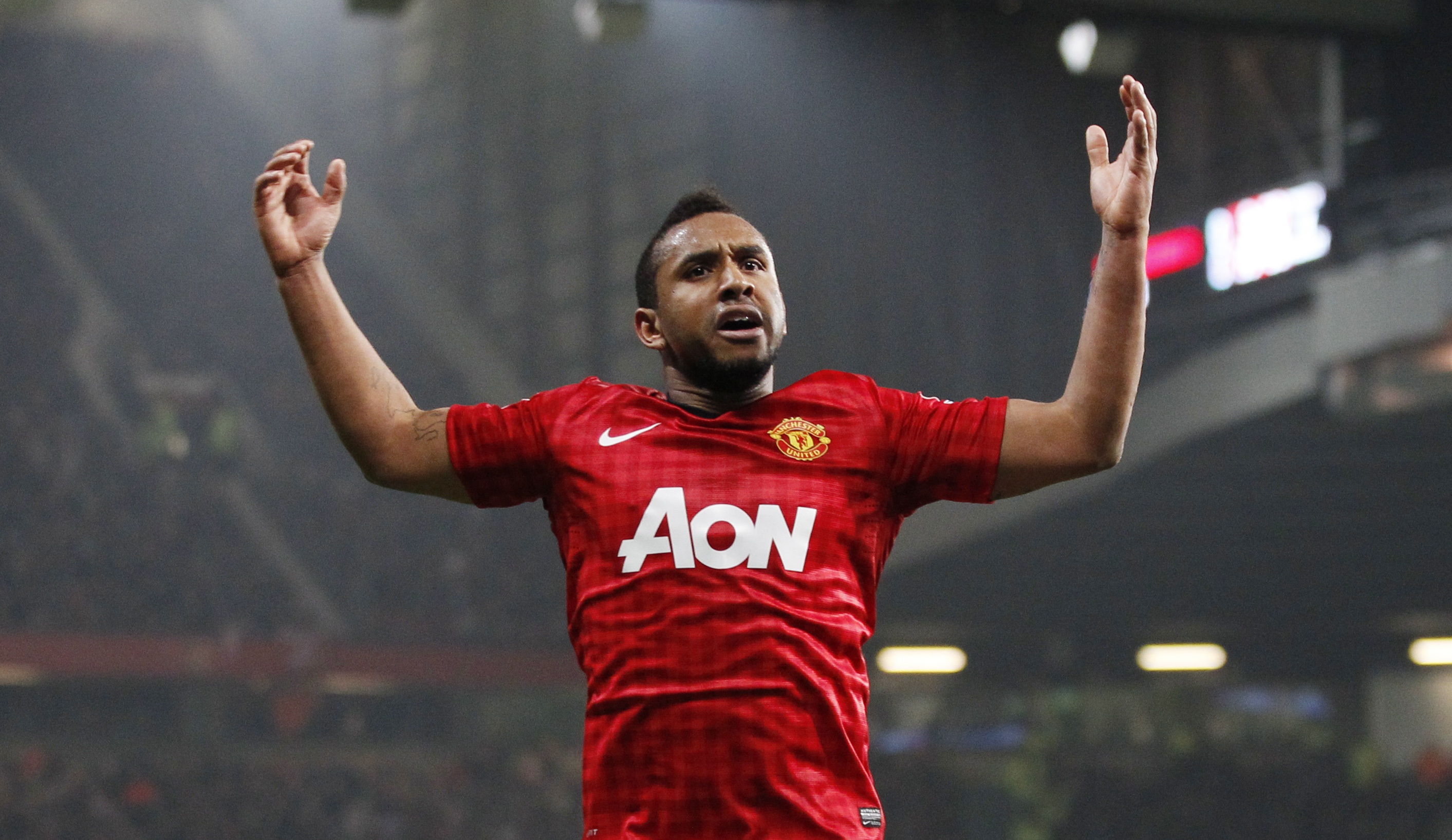 5. Anderson (Porto sang Manchester United, 2007- 25 triệu bảng): Dù nhận được sự ủng hộ từ Sir Alex, trình độ của tiền vệ sinh năm 1988 mãi chỉ dừng lại ở mức tiềm năng. Hiện tại, “Golden boy 2008” phải trở về Brazil thi đấu trong màu áo Internacional sau khi bị M.U thanh lý hợp đồng vì không đáp ứng yêu cầu về thể lực và chuyên môn.