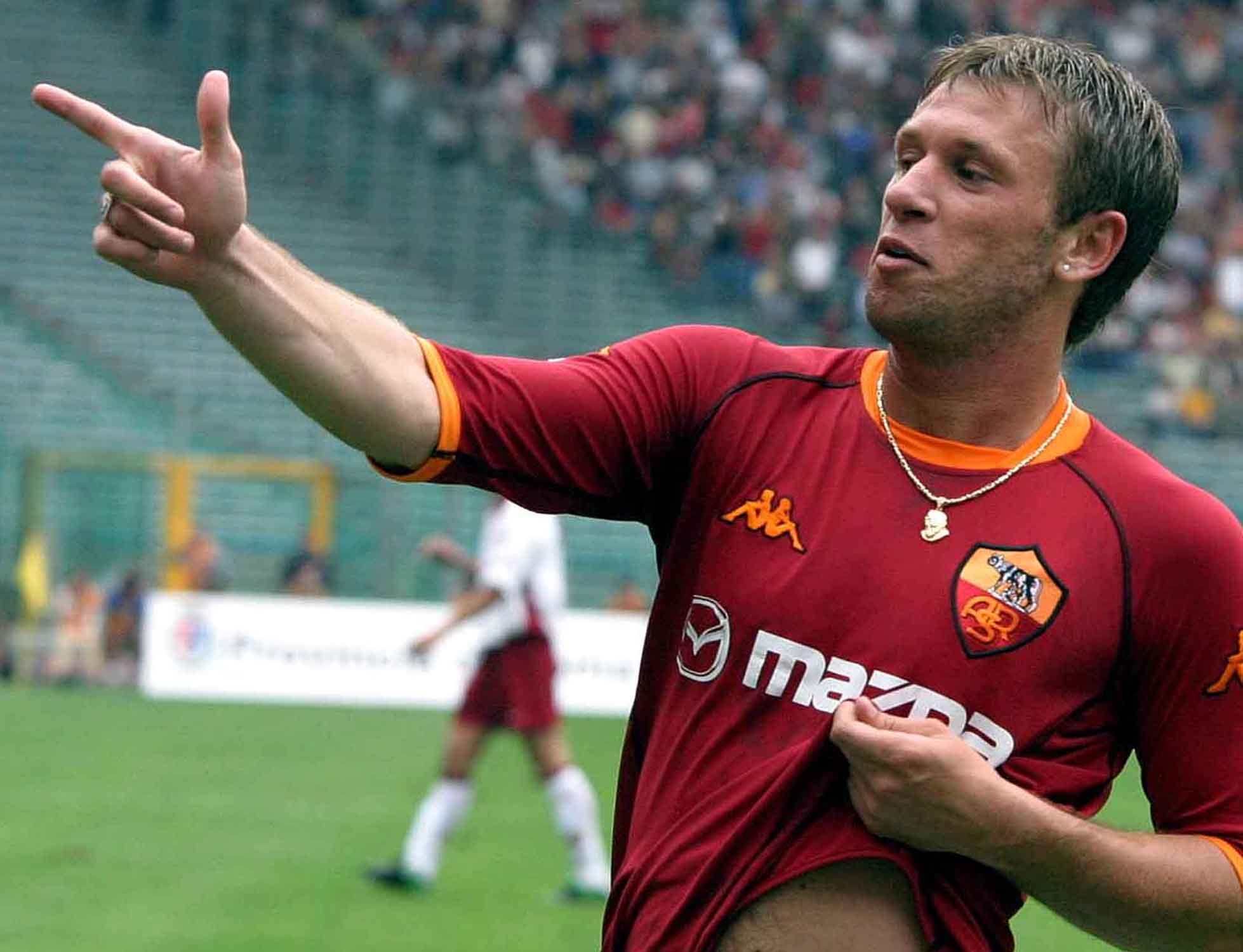7. Antonio Cassano (Bari sang Roma, 2001- 24 triệu bảng): Gia nhập “Giallorossi” năm 19 tuổi, tiền đạo người Italia được kỳ vọng thi đấu ăn ý bên cạnh Francesco Totti trên hàng công. Sau 5 mùa giải không mấy ấn tượng tại sân Olimpico, “Trai hư” liên tục chuyển sang các đội bóng như Real, Sampdoria, Milan, Inter hay Parma nhưng không thể tìm lại phong độ trước kia vì thói ăn chơi và tính vô kỷ luật. 