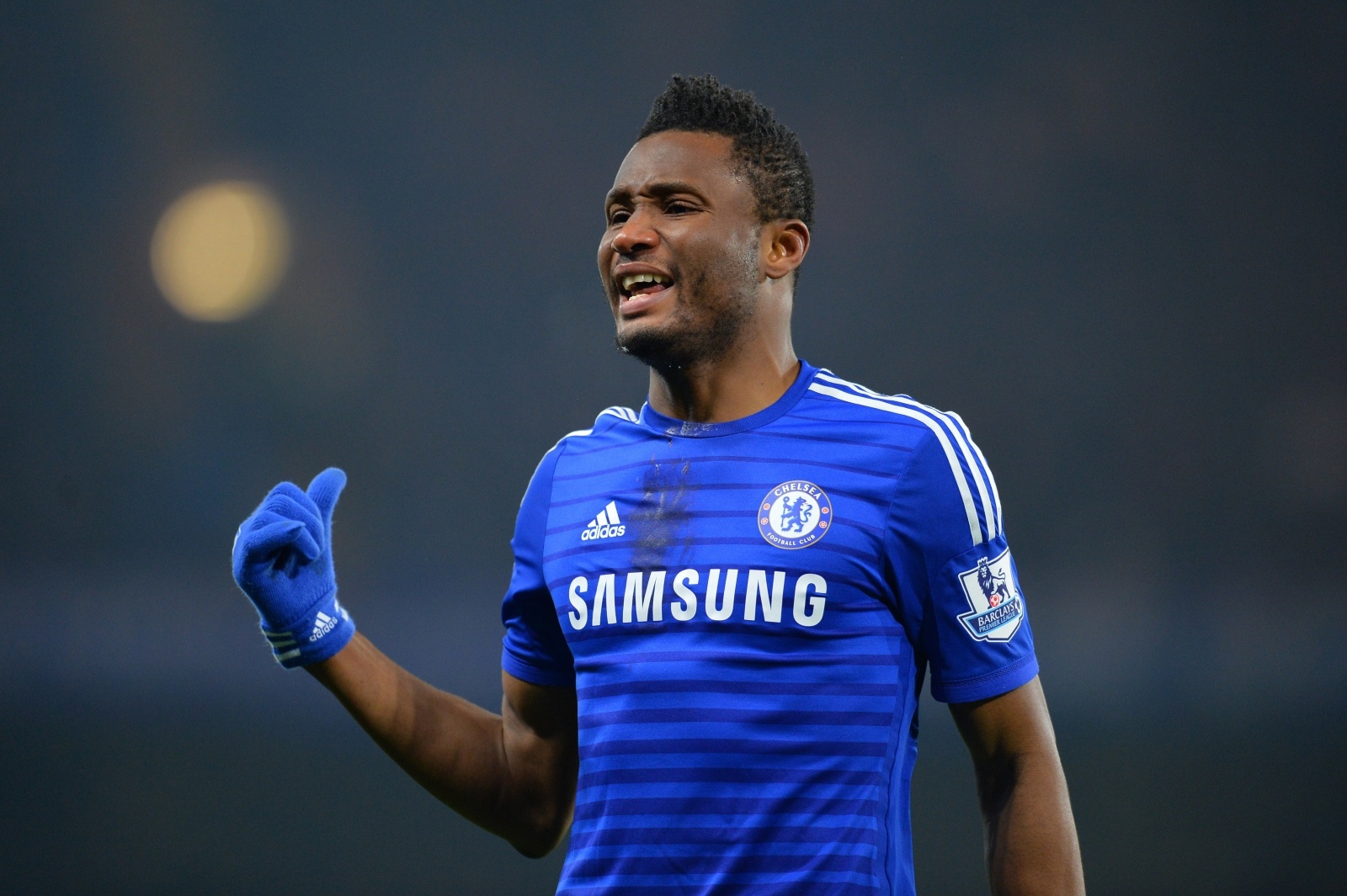 9. John Obi Mikel (Lyon sang Chelsea, 2006- 17 triệu bảng): “The Blues” cướp mất Obi Mikel ngay trước ngày tiền vệ người Nigeria ra mắt người hâm mộ “Quỷ đỏ”. Cựu cầu thủ Lyon thậm chí đã khóc trong ngày chuyển đến Chelsea vì mơ ước thực sự của anh là đầu quân cho đội chủ sân Old Trafford.