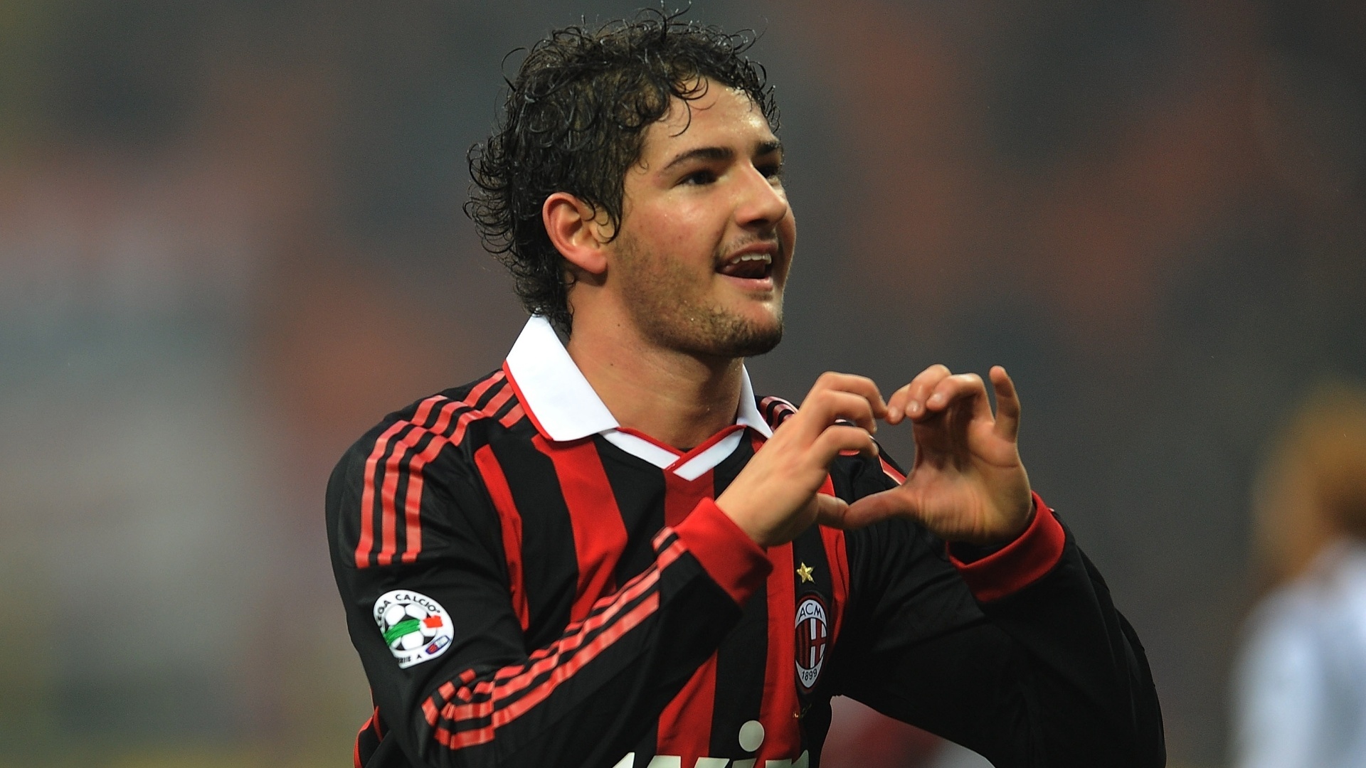 10. Alexandre Pato (Internacional sang AC Milan, 2007- 15 triệu bảng): Tiền đạo người Brazil đầu quân cho “Rossonerri” khi mới 17 tuổi. Thậm chí, “Vịt con” phải chờ 6 tháng sau mới có thể ra sân vì những quy định về tuổi tác của FIFA đối với những cầu thủ trẻ ngoài châu Âu. Dù phần nào khẳng định được khả năng của mình bằng 51 bàn thắng sau 117 lần ra sân, Pato vẫn bị đội chủ sân San Siro bán lại cho Corinthians vào năm 2013 với giá 12 triệu bảng. 