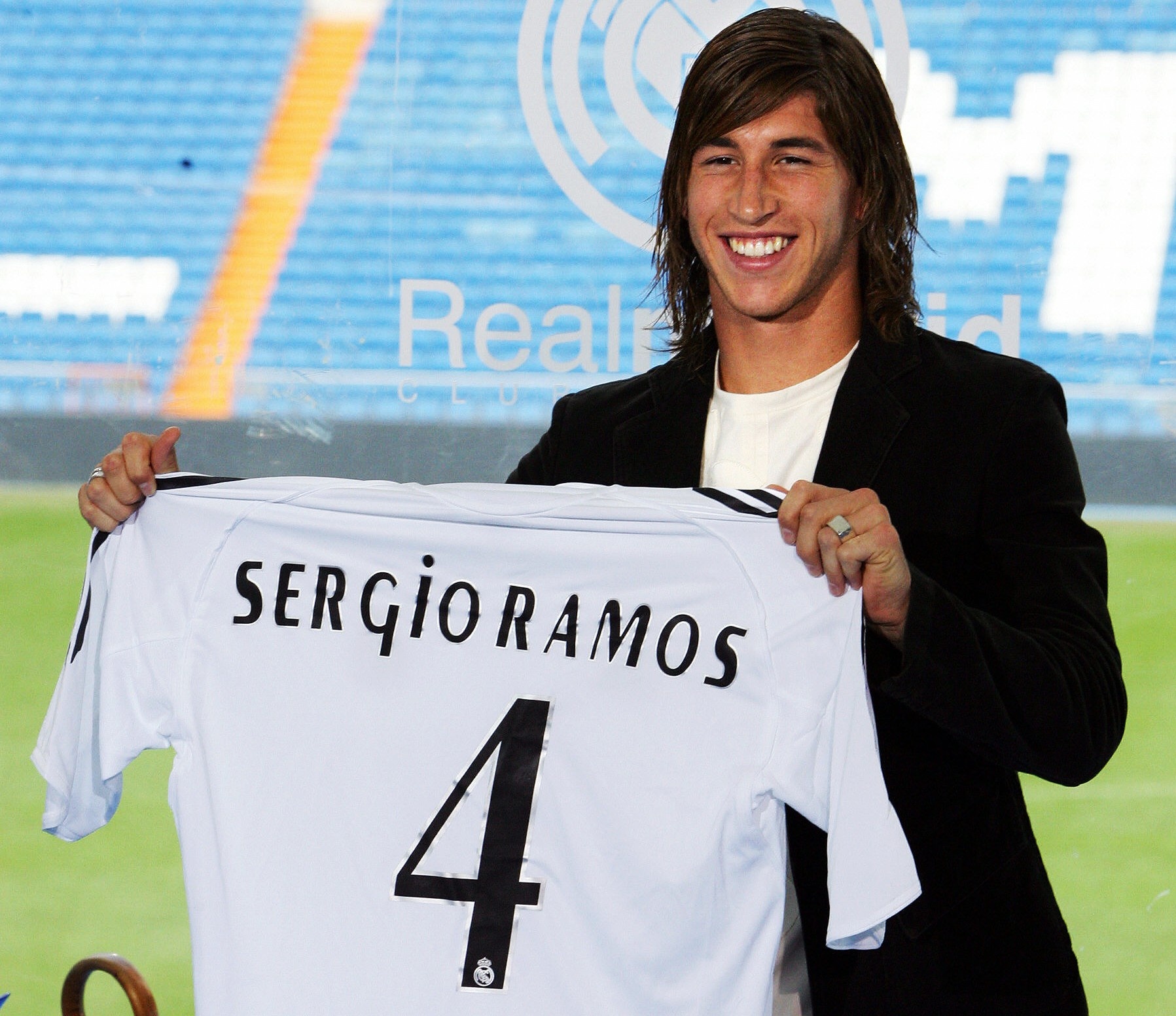8. Sergio Ramos (Sevilla sang Real Madrid, 2005- 22 triệu bảng): “Tài năng trẻ sáng giá nhất La Liga mùa giải 2004/2005” khiến Real phải phá vỡ kỷ lục chuyển nhượng của CLB cho một cầu thủ khi đó mới 19 tuổi. Kể từ đó, Ramos trở thành trụ cột không thể thay thế tại Bernabeu với 287 lần ra sân cùng 36 bàn thắng. Trung vệ 29 tuổi là nhân tố quan trọng giúp “Los Blancos” hoàn thành giấc mơ Decima và chinh phục nhiều danh hiệu cao quý khác.