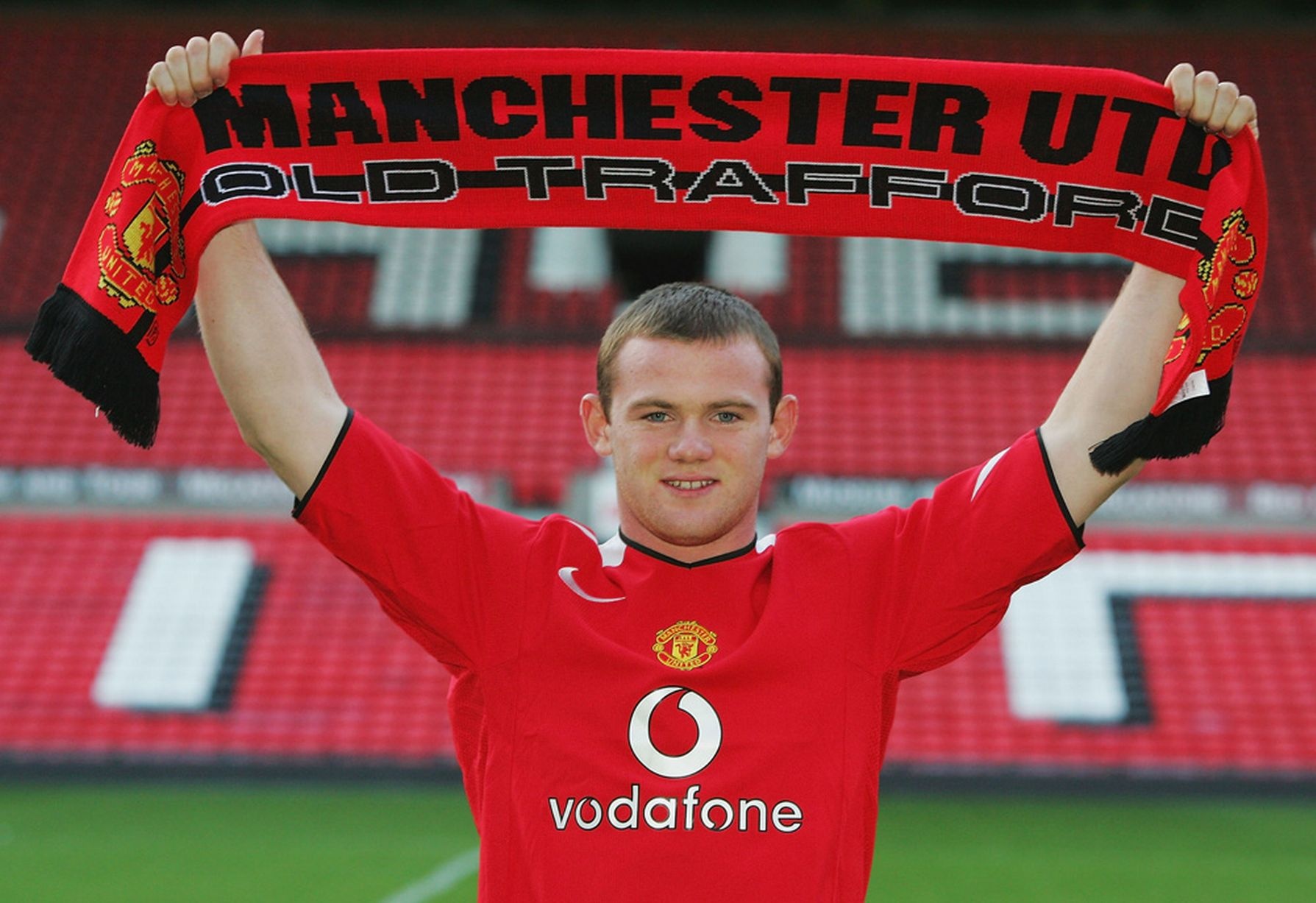 3. Wayne Rooney (Everton sang Manchester United, 2003- 30 triệu bảng): Sir Alex Ferguson từng gây bất ngờ khi chi đến 30 triệu bảng để đem về sao mai 18 tuổi từ Everton. Chân sút người Anh có màn ra mắt hoàn hảo bằng một hattrick giúp M.U đánh bại Fenerbahce tại đấu trường Champions League. Hiện tại, “Wazza” trở thành một trong những chân sút vĩ đại nhất lịch sử  Premier League với 233 bàn thắng sau 485 lần ra sân cho “Quỷ đỏ”.