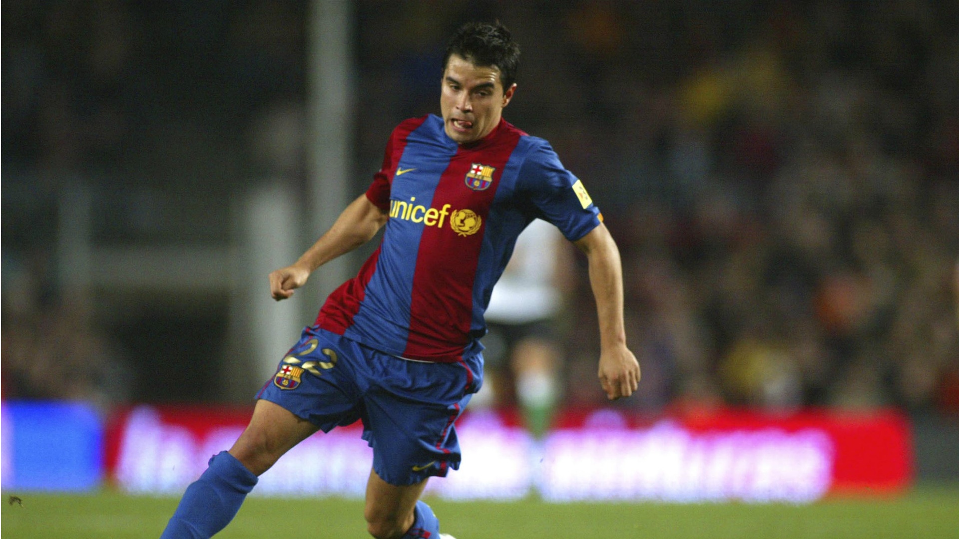 4. Javier Saviola (River Plate sang Barcelona, 2001- 29 triệu bảng): Chân sút sinh năm 1981 từng được giới chuyên môn đánh giá rất cao nhờ tốc độ và khả năng dứt điểm đa dạng. Việc không được trọng dụng dưới thời HLV Frank Rijkaard khiến cựu tuyển thủ Argentina phải chia tay Barca để đầu quân cho Real Madrid dưới dạng tự do vào mùa giải 2007/08.