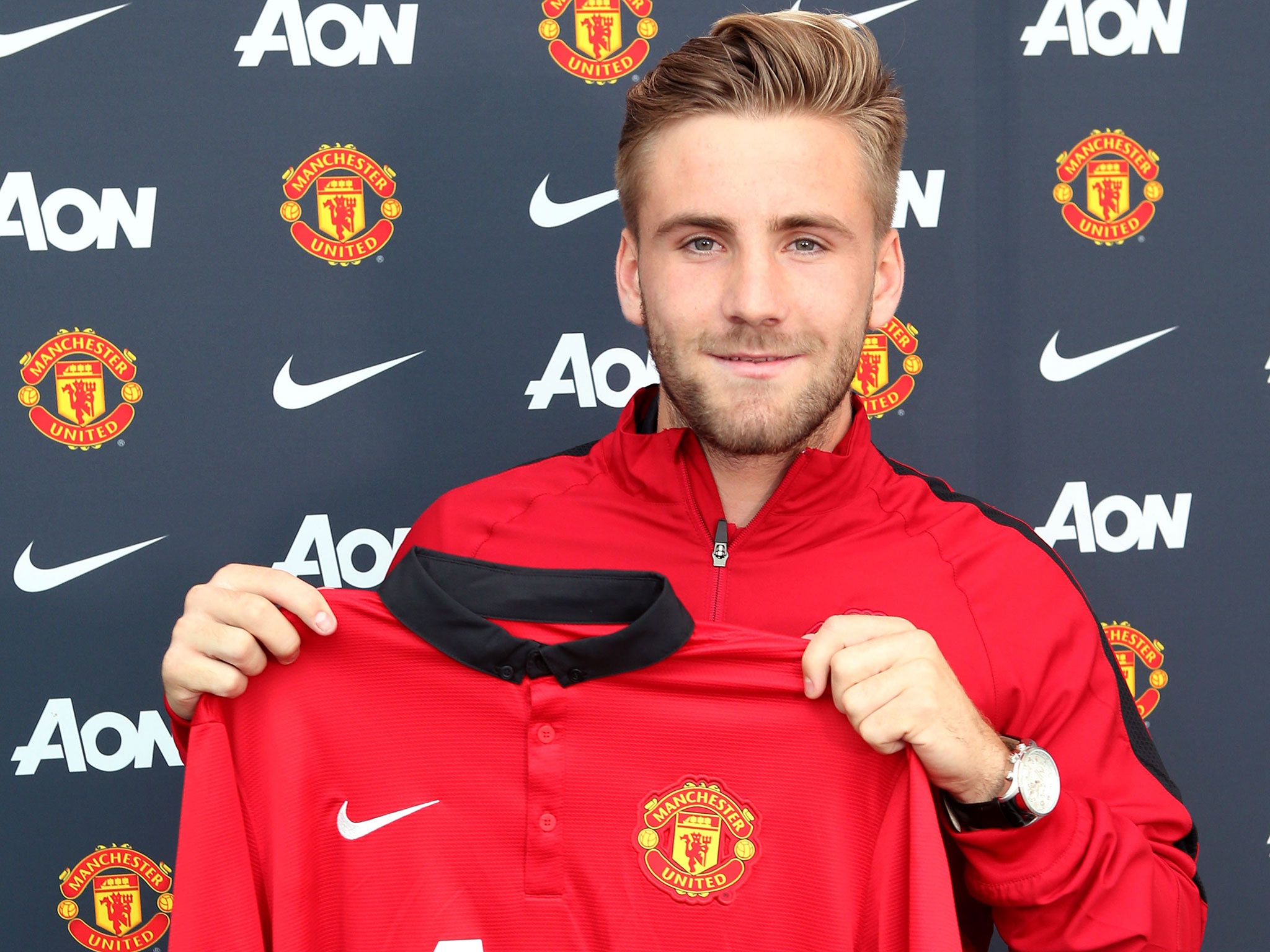 2. Luke Shaw (Southampton sang Manchester United, 2014- 33 triệu bảng): Phải mất đến 2 mùa giải theo dõi sát sao, M.U mới sở hữu hậu vệ trái xuất sắc nhất của Southampton để thay thế vị trí Patrice Evra để lại. Sau năm đầu tiên không mấy thành công, tuyển thủ Anh có sự trở lại mạnh mẽ và trở thành chốt chặn vững chắc bên hành lang cánh trái của “Quỷ đỏ” hiện tại.