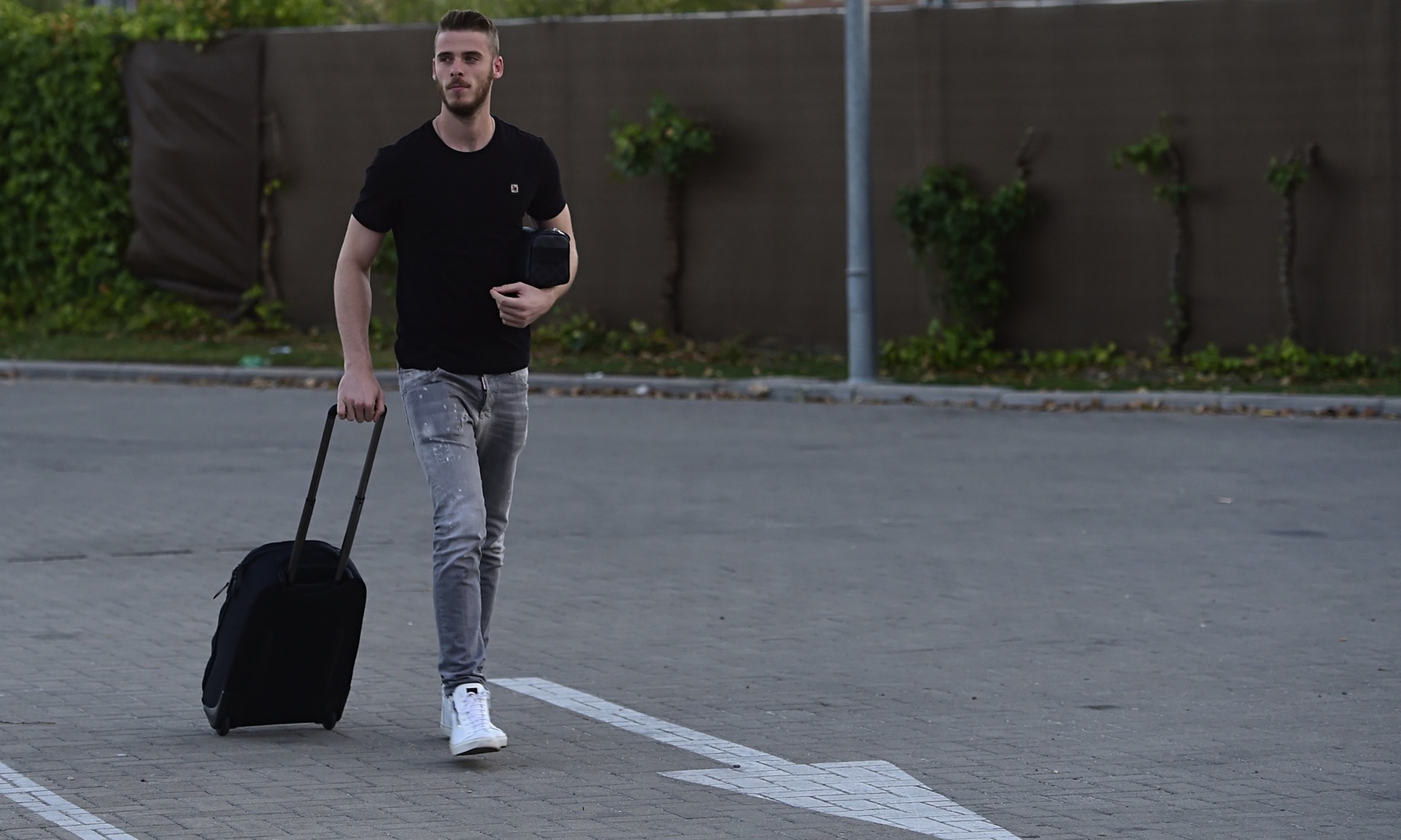 Thủ môn người Tây Ban Nha tỏ ra không hài lòng khi chưa hoàn thành mong muốn trở về quê hương thi đấu. Ảnh: The Guardian.