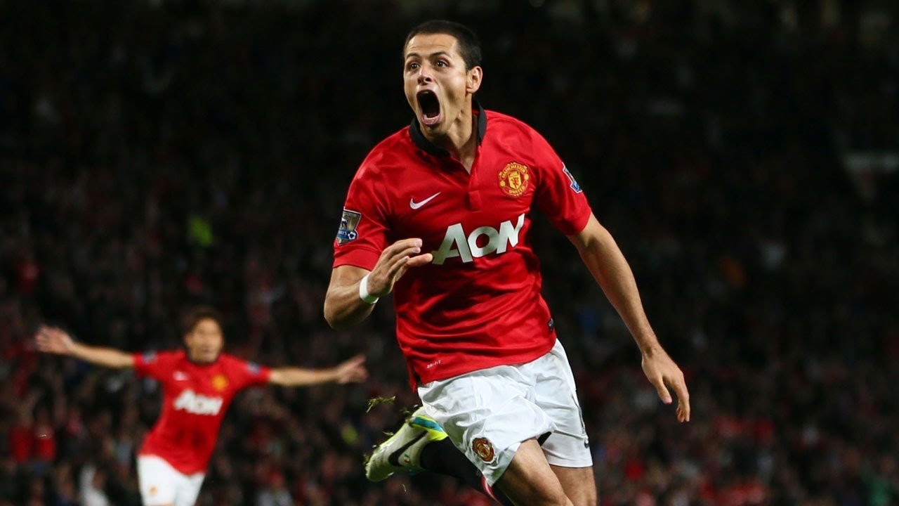 6. Javier Hernandez (Manchester United): Chicharito dường như không phải mẫu tiền đạo Van Gaal ưa thích. Điều này khiến một “Hạt đậu nhỏ” từng chơi thăng hoa dưới thời Sir Alex bị đem cho Real mượn trong suốt mùa giải vừa qua. Ngay cả khi trở lại M.U, tuyển thủ Mexico chưa bao giờ là lựa chọn của “Tulip thép” cho vị trí tiền đạo cắm. Tương lai của Hernandez tại Old Trafford kết thúc sau khi anh đá hỏng quả penalty và bỏ lỡ nhiều cơ hội trong trận đấu gặp Club Brugge. Kết quả, anh bị bán lại cho Leverkusen trong ngày cuối TTCN với giá 11 triệu euro. Ảnh: Peter Powell/ EPA.