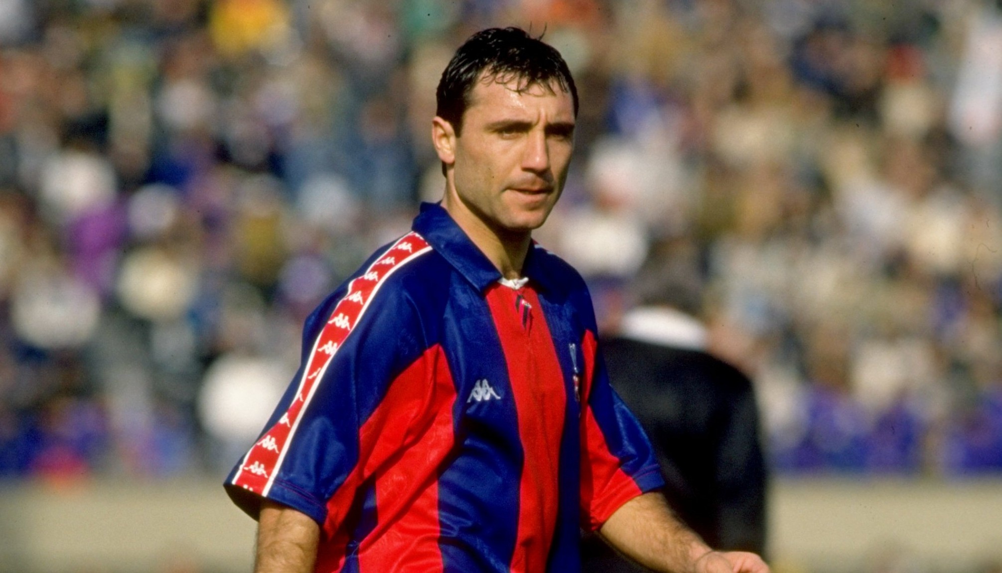 4. Hristo Stoichkov (Barcelona): Thêm một huyền thoại của Blaugrana tỏ ra căm ghét vị huấn luyện viên người Hà Lan. Sau khi giải nghệ, cựu tuyển thủ Bulgarie vẫn có những phát ngôn không mấy thiện cảm hướng về Van Gaal. Hristo Stoichkov cho rằng “Tulip thép” chỉ là một kẻ tầm thường và không đủ khả năng dẫn dắt M.U. Để đáp lại lời chỉ trích, nhà cầm quân 64 tuổi đã khuyên cậu học trò cũ tốt nhất nên ngậm miệng lại.