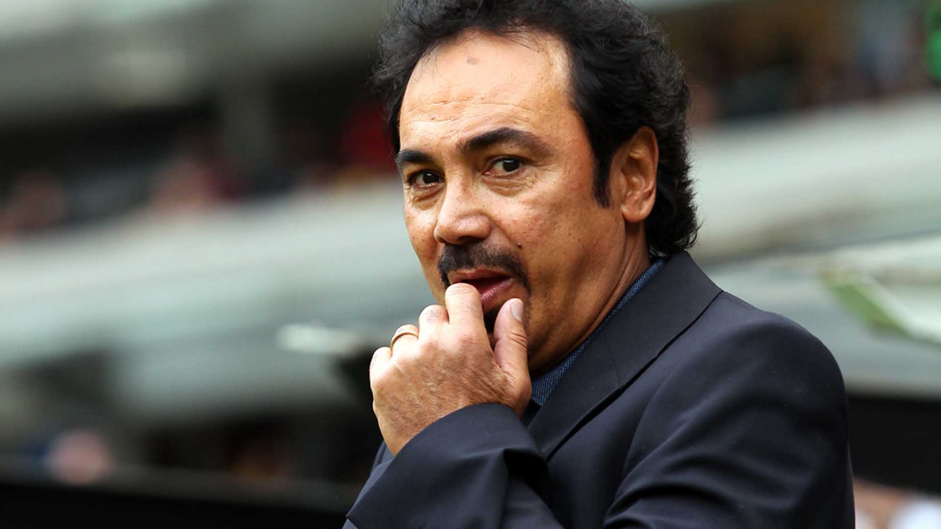 10. Hugo Sanchez: cựu cầu thủ Real Madrid chưa từng thi đấu dưới sự chỉ đạo của Louis Van Gaal. Dù vậy, khi chứng kiến cảnh chân sút người đồng hương Javier Hernandez bị bạc đãi tại M.U, huyền thoại người Mexico đã vô cùng phẫn nộ: “Van Gaal là một kẻ vô lại, cách đối xử của ông ta với cầu thủ của mình là không thể chấp nhận”. Ảnh: Getty.