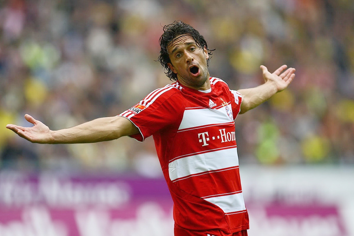 2. Luca Toni (Bayern Munich): Chân sút người Italy từng làm mưa gió tại Bundesliga với tổng cộng 38 bàn thắng sau 60 trận trong 2 mùa từ 2007 đến 2009. Tuy nhiên, tiền đạo cao 1,93 m chỉ có vỏn vẹn 4 lần ra trong mùa giải tiếp theo và không ghi được bất cứ bàn thắng nào. Thậm chí, Luca Toni còn bị đẩy xuống thi đấu ở đội 2 của Bayern trước khi bị đem cho Roma mượn vào cuối năm 2010. Sau này khi nhắc lại chuyện cũ, cựu cầu thủ “Hùm xám” khẳng định Van Gaal đối xử với anh không giống một con người. Ảnh: Wikipedia.