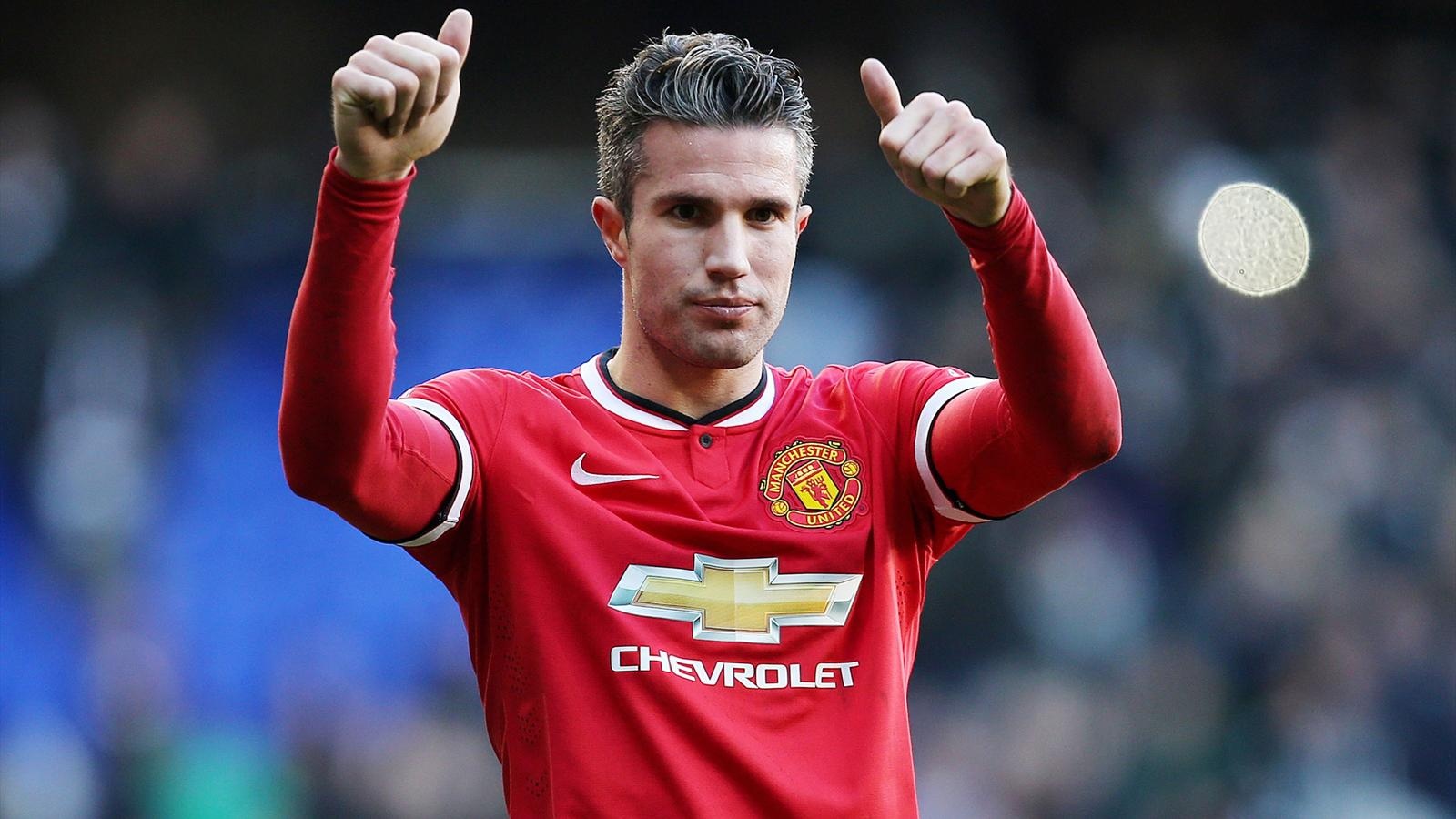 5. Robin Van Persie (Manchester United): Cựu cầu thủ M.U từng có mối quan hệ khá thân thiết với Louis Van Gaal ở ĐTQG. Thậm chí, Van Persie được ông thầy người đồng hương tin tưởng trao chiếc băng đội trưởng “Cơn lốc màu da cam” tại World Cup. Tuy nhiên, mối quan hệ giữa 2 người Hà Lan xuất hiện những rạn nứt vào cuối mùa giải vừa qua. Ngay sau đó, chân sút chủ lực của “Quỷ đỏ” mùa giải 2012/13 bị đẩy sang Fenerbahce một cách không thương tiếc. Tại CLB mới, Robin Van Persie dường như muốn chấm dứt tình thầy trò với Van Gaal khi gửi lời cảm ơn đến tất cả đồng đội cũ nhưng lại phớt lờ vị thuyền trưởng 64 tuổi.