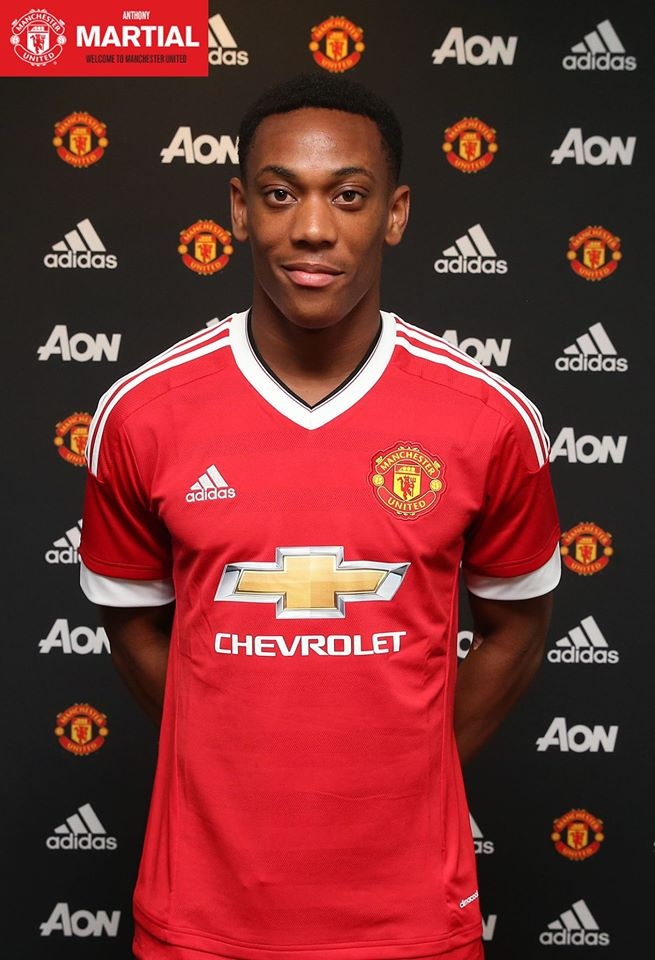 Tiền đạo: Anthony Martial: Sao mai sinh năm 1996 có nhiệm vụ chứng minh M.U đã có sự đầu tư đúng đắn khi bỏ ra đến 36 triệu bảng để chiêu mộ anh từ Monaco. Với sự trợ giúp từ đội trưởng Wayne Rooney, tuyển thủ Pháp đứng trước cơ hội rất lớn để ghi dấu ấn của mình ngay trong lần ra mắt đầu tiên. 