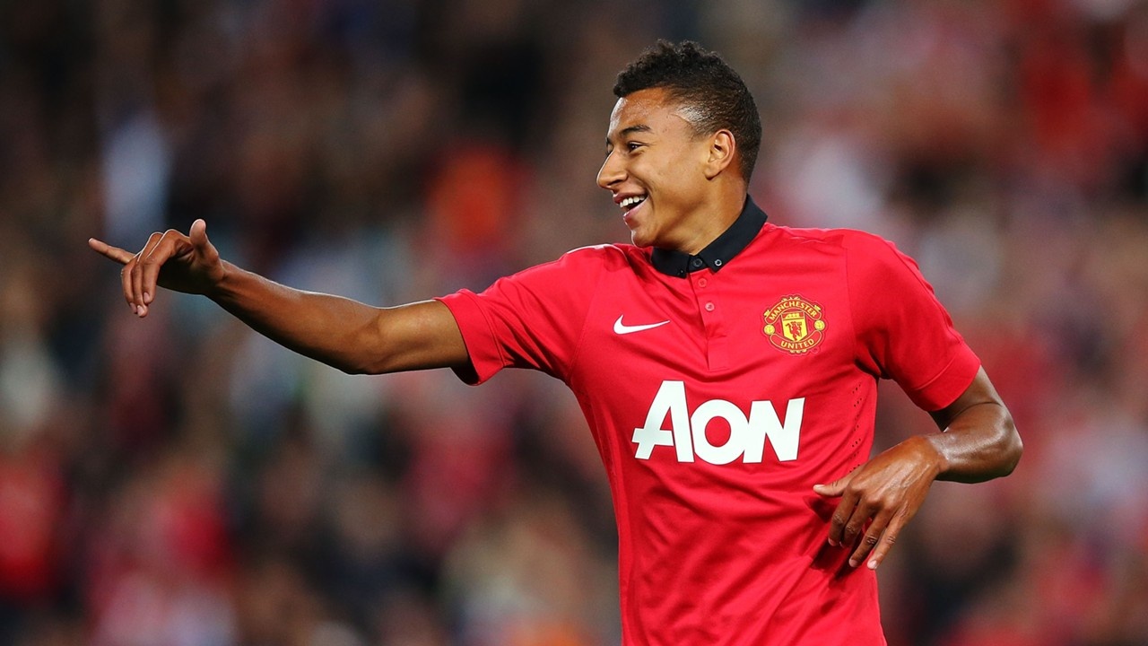Tiền vệ phải: Jesse Lingard: Sao mai sinh năm 1992 có màn ra mắt không thành công dưới triều đại Louis Van Gaal khi chỉ vào sân 24 phút trong trận đấu với Swansea mùa giải trước. Hiện tại, Lingard vẫn nằm trong kế hoạch của “Tulip thép” sau màn trình diễn khá tốt tại giải U21 châu Âu và chuyến du đấu hè.