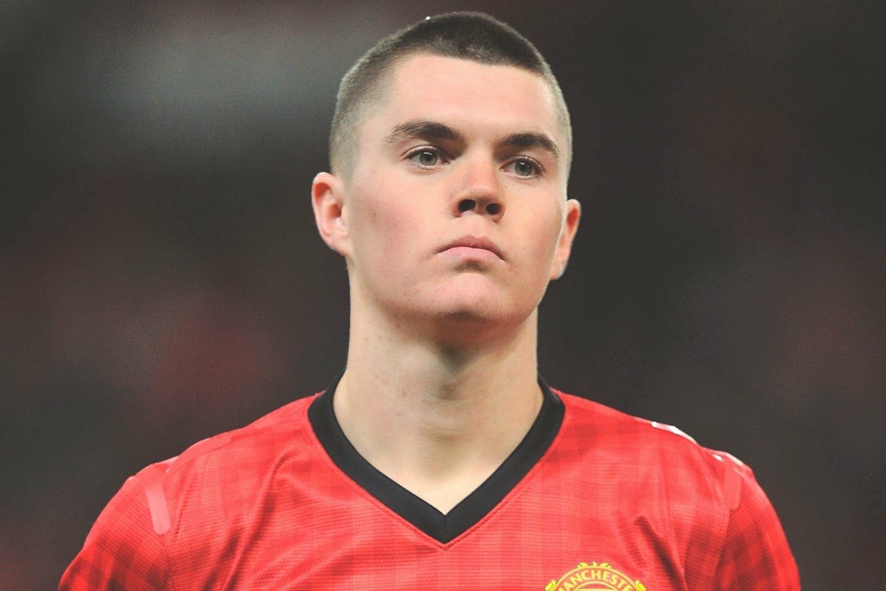 Hậu vệ phải: Michael Keane: Dù được đôn lên đội 1 của M.U ngay sau thành công cùng lứa U21, tài năng trẻ sinh năm 1993 không thể chứng tỏ được tài năng và chỉ ra sân 5 lần trong 4 mùa giải khoác áo “Quỷ đỏ”. Sau hàng loạt bản hợp đồng cho mượn, Michael Kean đã ký hợp đồng chính thức với Burnley, đội bóng vừa bị giáng xuống chơi ở giải hạng nhất.