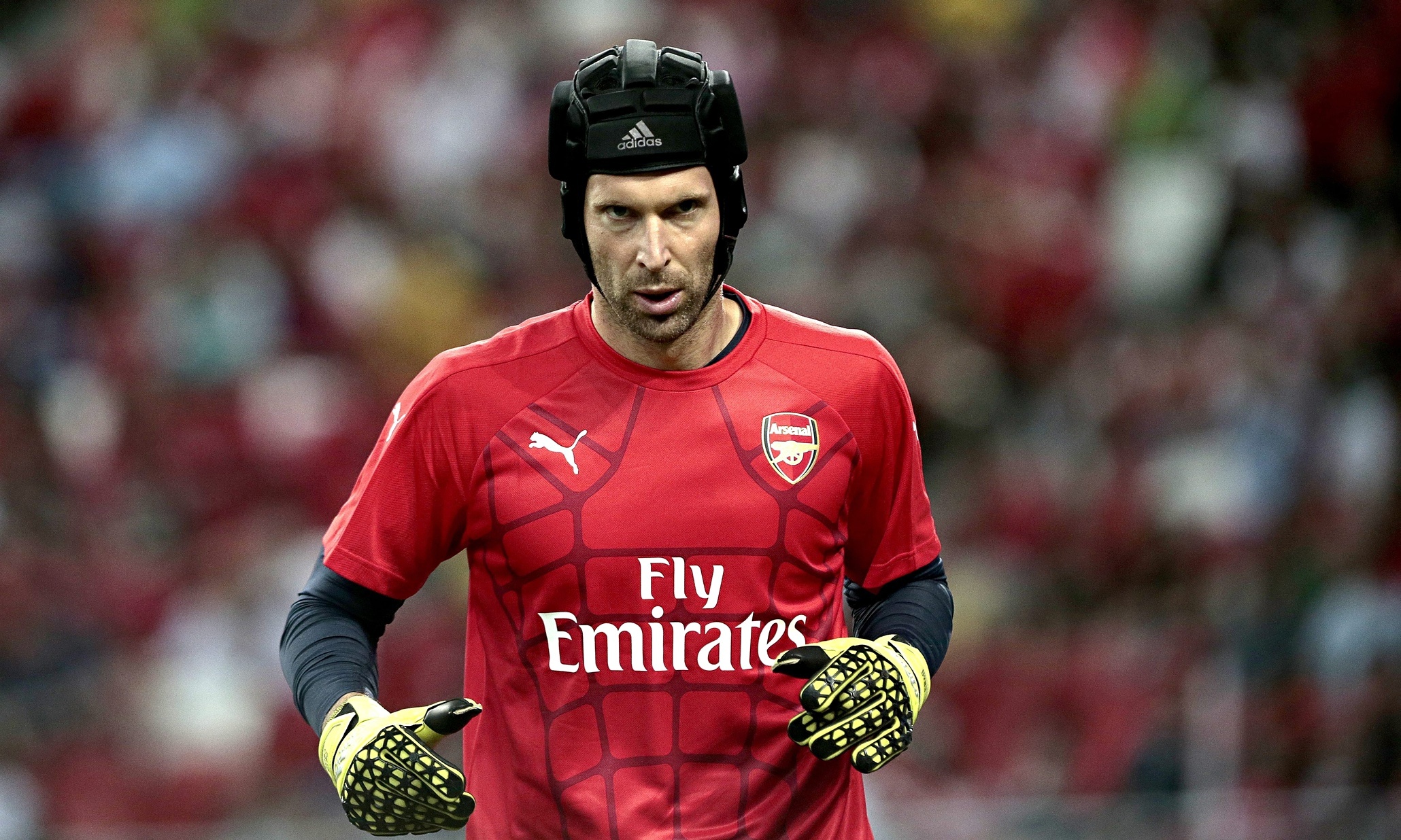 5. Petr Cech: Trong một pha va chạm với tiền vệ Stephen Hunt của Reading vào tháng 10 năm 2006, tuyển thủ Séc đã bị vỡ xương sọ và chỉ có may mắn mới giúp anh sống sót. 3 tháng sau, thủ thành sinh năm 1981 trở lại sân cỏ với một chiếc mũ bảo vệ đầu cùng phong độ ấn tượng trong suốt những năm tháng khoác áo “The Blues”.