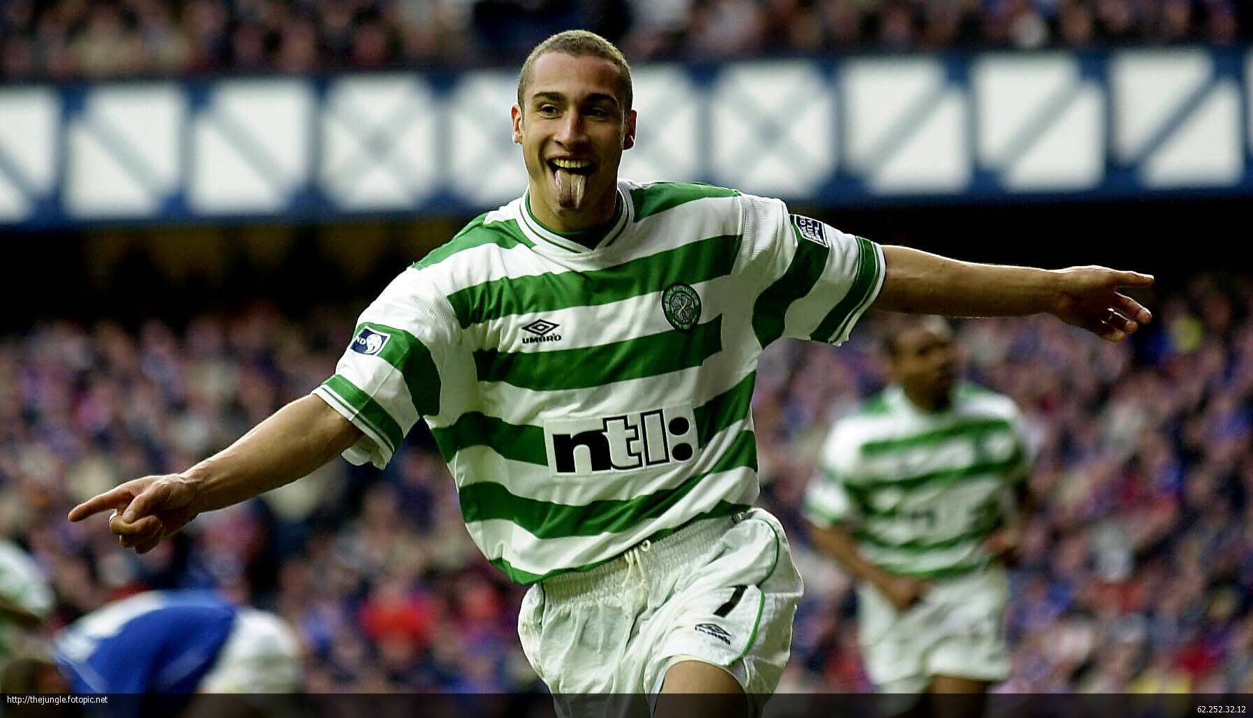 3. Henrik Larsson: Tháng 10 năm 1999, tiền đạo người Thụy Điển bị gãy cả hai chân trong trận đấu tại UEFA Cup với Lyon. Chấn thương của chân sút chủ lực khiến Celtic phải bất lực nhìn kình địch Rangers giành cú ăn 3 tại giải quốc nội trong mùa giải 1999/2000. Tuy nhiên, huyền thoại sinh năm 1971 trở lại vô cùng mạnh mẽ và giúp Celtic giành một cú ăn ba tương tự ngay ở mùa giải tiếp theo với hiệu suất ghi bàn không tưởng: 53 pha lập công sau 50 trận.