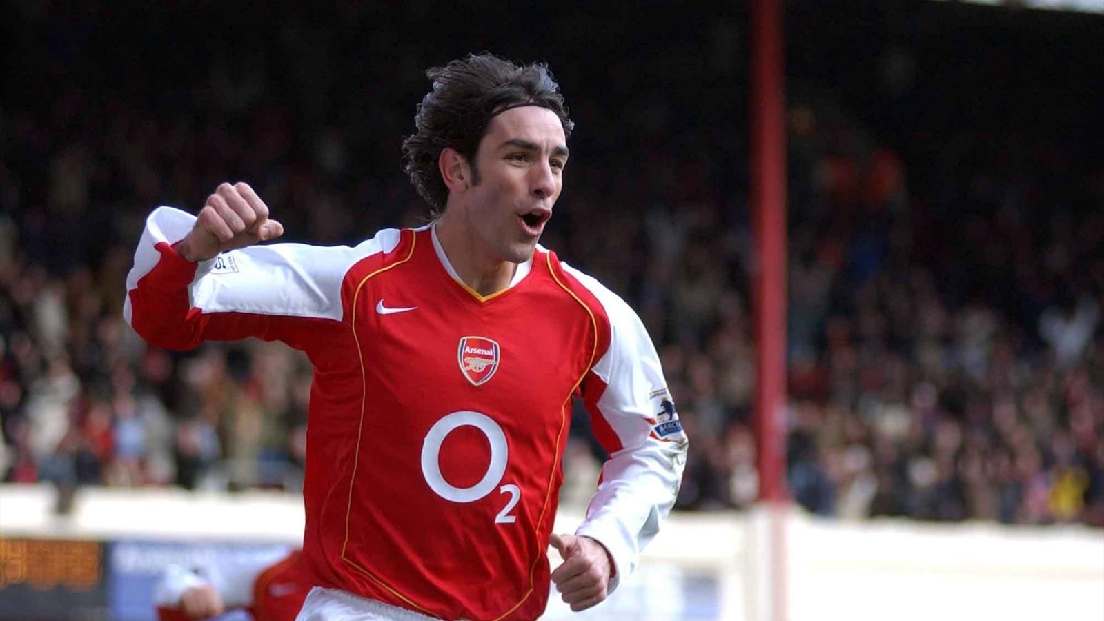 7. Robert Pires: Đỉnh cao sự nghiệp của cựu tuyển thủ Pháp là ở mùa giải 2001/02 khi ông là nhân tố chính giúp Arsenal giành chức vô địch giải Ngoại hạng và ẵm luôn danh hiệu cầu thủ xuất sắc nhất Premier Leaugue. Tuy nhiên, Pires lại dính chấn thương dây chằng vô cùng nghiêm trọng trong trận đấu với Newcaste tại FA Cup và ngay lập tức bị loại khỏi đội hình ĐTQG Pháp dự World Cup 2002. Sau 2 mùa giải điều trị, tiền vệ sinh năm 1973 trở lại và cống hiến những gì tốt nhất giúp “Pháo thủ” làm nên kỳ tích bất bại ở mùa giải 2003/04.