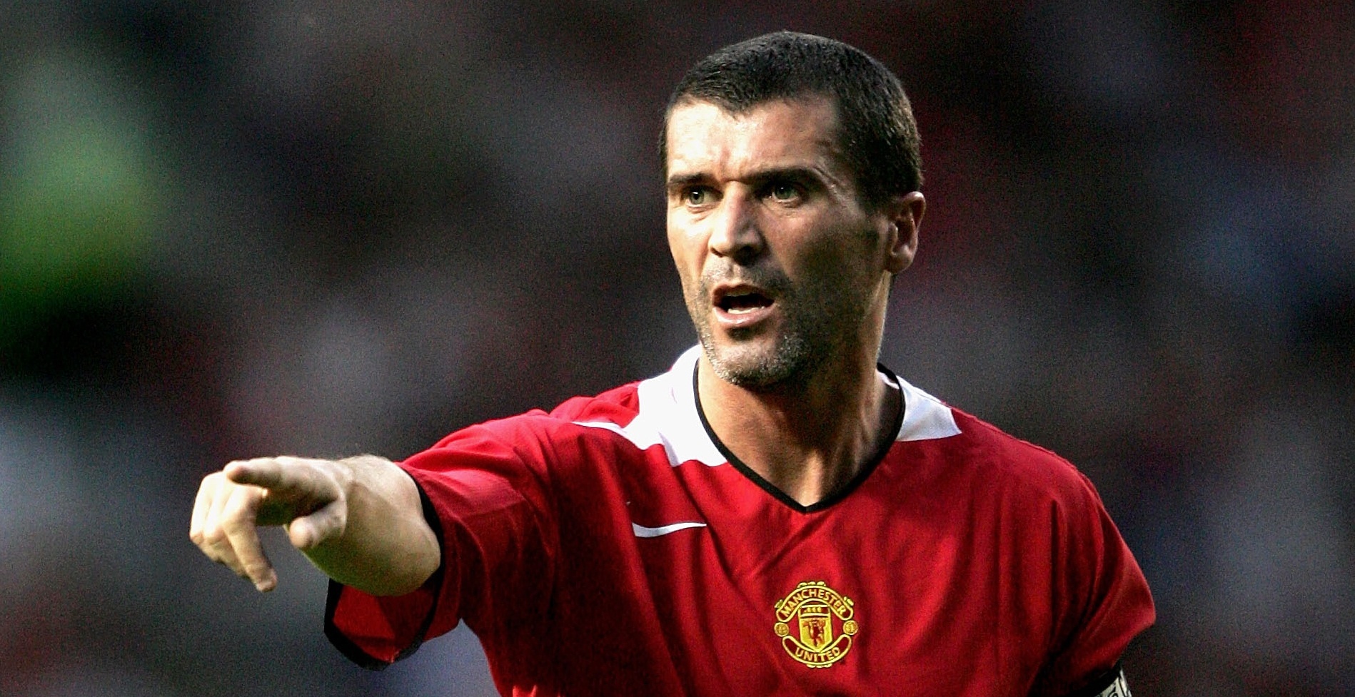 10. Roy Keane: Cựu tiền vệ người Ireland là người thừa kế chiếc băng đội trưởng của Eric Cantona trước khi mùa giải 1997/98 khởi tranh. Tuy nhiên, dây chằng gối bị đứt trong cuộc đối đầu với Leeds United khiến Roy Keane chỉ có 9 lần ra sân trong mùa giải đó. Huyền thoại của M.U đã không bị khuất phục bởi chấn thương, ông đã kịp trở lại vào mùa hè năm 1998 để dẫn dắt “Quỷ đỏ” giành cú ăn ba lịch sử.