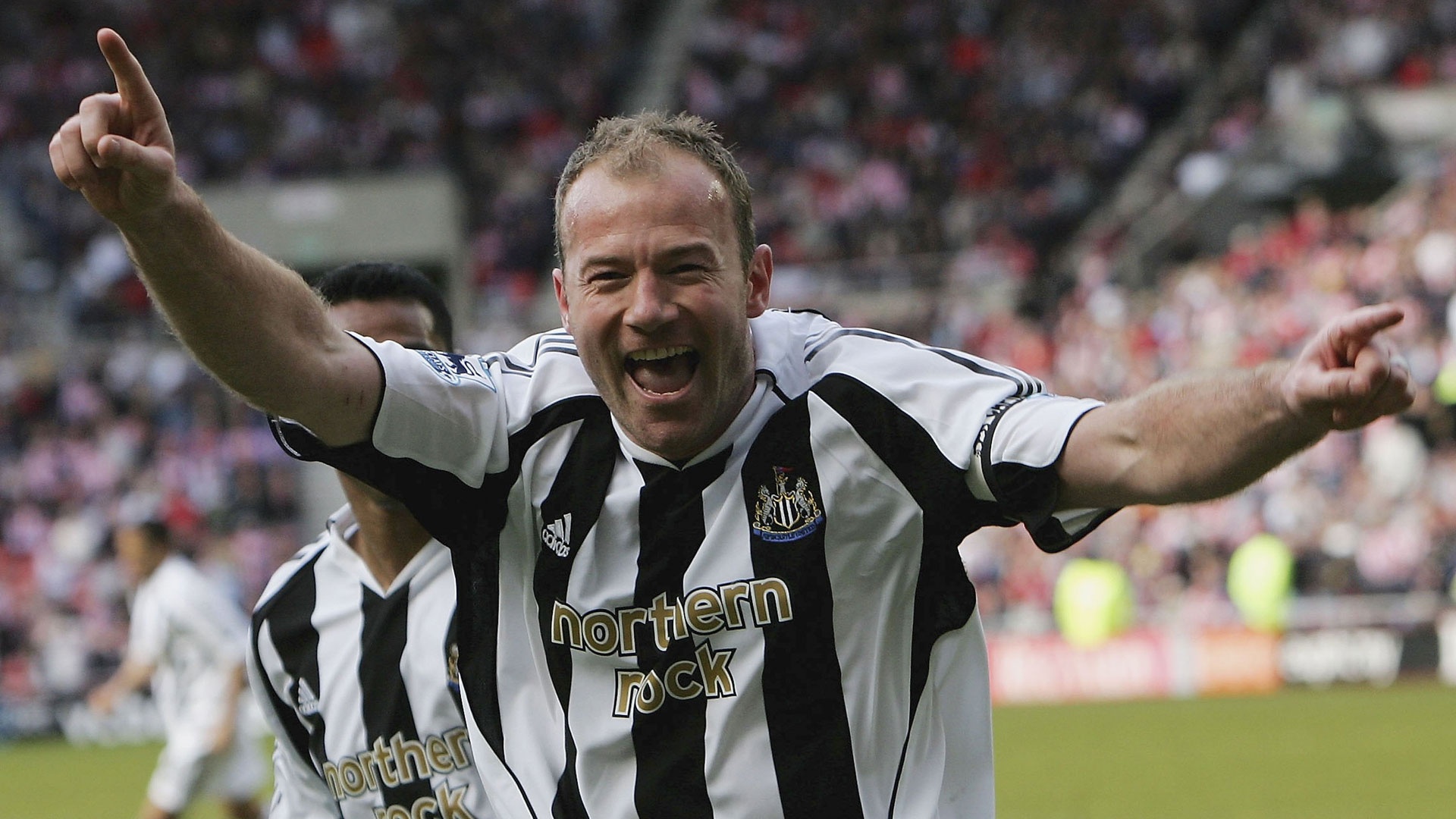 6. Alan Shearer: Ít ai ngờ chân sút vĩ đại nhất lịch sử Premier League với 260 pha lập công lại có tiền sử chấn thương khá dày. Trong suốt sự nghiệp của mình, huyền thoại người Anh từng hai lần mắc phải những chấn thương nghiêm trọng liên quan đến dây chằng và mắt cá chân vào mùa giải 1992/93 và 1997/98. 