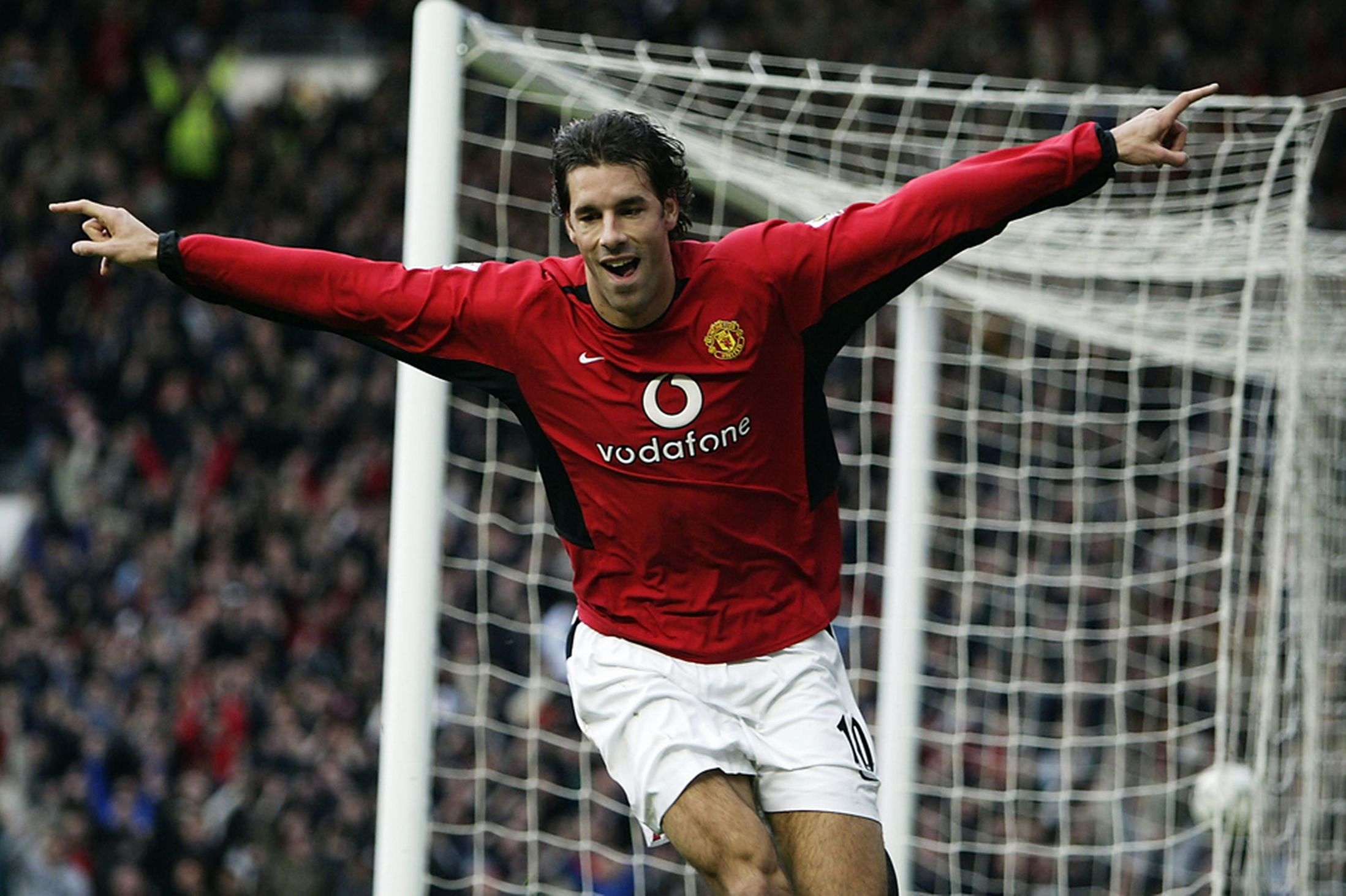 1. Ruud Van Nistelrooy: “Cỗ máy săn bàn” người Hà Lan hoàn thành mơ ước chuyển đến thi đấu cho “Quỷ đỏ” năm 2000 với mức phí 18,5 triệu bảng. Tuy nhiên, vụ chuyển nhượng giữa M.U và PSV gần như đổ bể khi “Van Gol” dính chấn thương dây chằng trong một buổi tập và phải nghỉ thi đấu trong thời gian dài. Một năm sau, may mẵn đã mỉm cười với tiền đạo người Hà Lan khi Sir Alex Ferguson vẫn bất chấp dư luận để đưa anh về sân Old Trafford. Không phụ sự kỳ vọng của ngài Fergie, Van Nistelrooy đã tỏa sáng rực rỡ trong màu áo “Quỷ đỏ” với 95 pha lập công sau 150 lần ra sân tại Premiermier League. Huyền thoại người Hà Lan xứng đáng là tấm gương sáng để hậu vệ trẻ Luke Shaw noi theo.