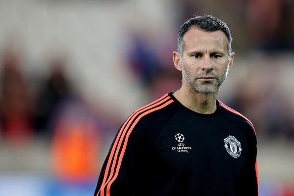 1. Ryan Giggs: Trong cương vị của một chiến lược gia, cựu tiền vệ người xứ Wales đã để lại ít nhiều dấu ấn trong bốn trận đấu cuối cùng của M.U ở mùa giải 2013/14. Hiện tại, huyền thoại của sinh năm 1973 vẫn tiếp tục cống hiến cho đội chủ sân Old Trafford với vai trò trợ lý của Louis Van Gaal. Cựu tiền vệ “Quỷ đỏ” có khả năng rất cao trở thành thuyền trưởng của M.U trong tương lai khi ông nhận được rất nhiều sự ủng hộ từ người hâm mộ vì những . Bên cạnh đó, Giggs cũng có thể kêu gọi sự giúp đỡ từ chính những người đồng đội của mình ở “Thế hệ vàng 92” như Phil Neville, Nicky Butt hay Paul Scholes.