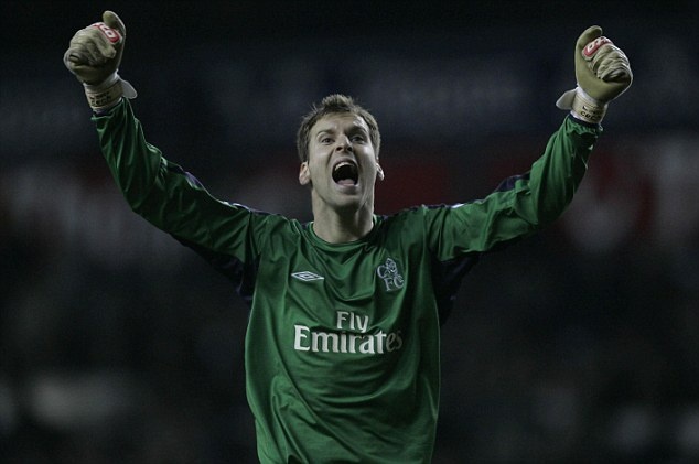 1. Petr Cech: Sir Alex từng vô cùng ấn tượng với màn trình diễn của thủ thành 21 tuổi trong trận đấu giữa Rennes và Auxerre năm 2003. Tuy nhiên, vị thuyền trưởng của M.U cùng các vị trợ lý đã không đủ quyết đoán và để mất Cech vào tay Chelsea. Với phong độ xuất sắc, thủ môn người Séc đã trở thành biểu tượng tại sân Stamford Bridge. Anh cùng “The Blues” chinh phục những danh hiệu cao quý nhất, trong đó nổi bật là 4 chức vô địch Premier League cùng 1 danh hiệu Champions League.