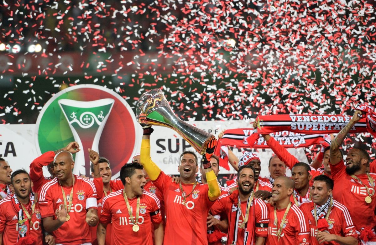 7. Benfica: “Những chú đại bàng” luôn là cái tên đáng sợ tại Liga Portuguese. Thời kỳ đỉnh cao của đội chủ sân Estadio da Luz là vào những năm 1960, khi huyền thoại Eusebio là hạt nhân giúp Benfica 8 lần bước lên đỉnh vinh quang ở giải quốc nội và phá vỡ sự độc tôn của Real Madrid trên đấu trường châu lục bằng 2 chức vô địch châu Âu liên tiếp ở mùa giải 1960/61 và 1961/62.