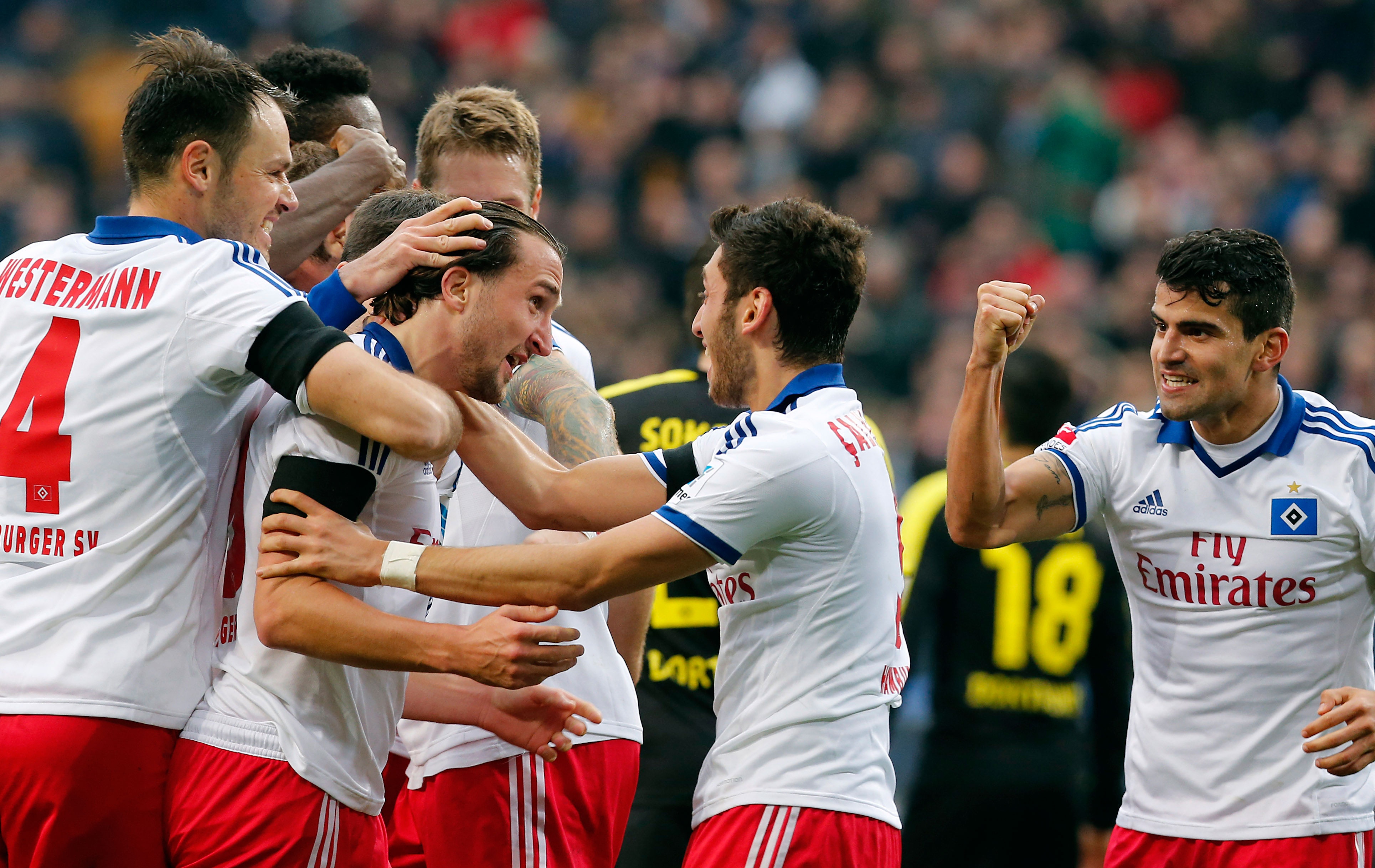 5. Hamburg SV: Đội chủ sân Volkspark là một trong số 16 đội bóng được mời tham dự Bundesliga tổ chức lần đầu tiên vào năm 1963, kể từ đó, “Die Rothosen” trở thành cái tên vô cùng quen thuộc với người hâm mộ bóng đá Đức. Từng được đánh giá là một trong số những CLB mạnh nhất nước Đức bên cạnh Bayern Munich, Dortmund hay Schalke, hiện tại, Hamburg đang lâm vào khủng hoảng khi liên tiếp ngấp nghé bờ vực xuống hạng vào mùa giải 2013/14 và 2014/15.