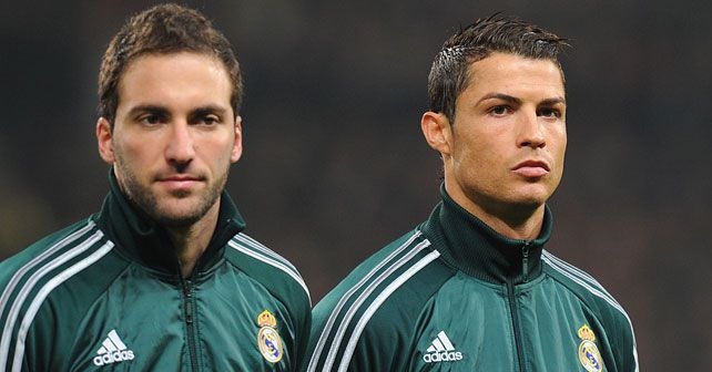 Dong doi cu che nhao Ronaldo, ca ngoi Messi hinh anh