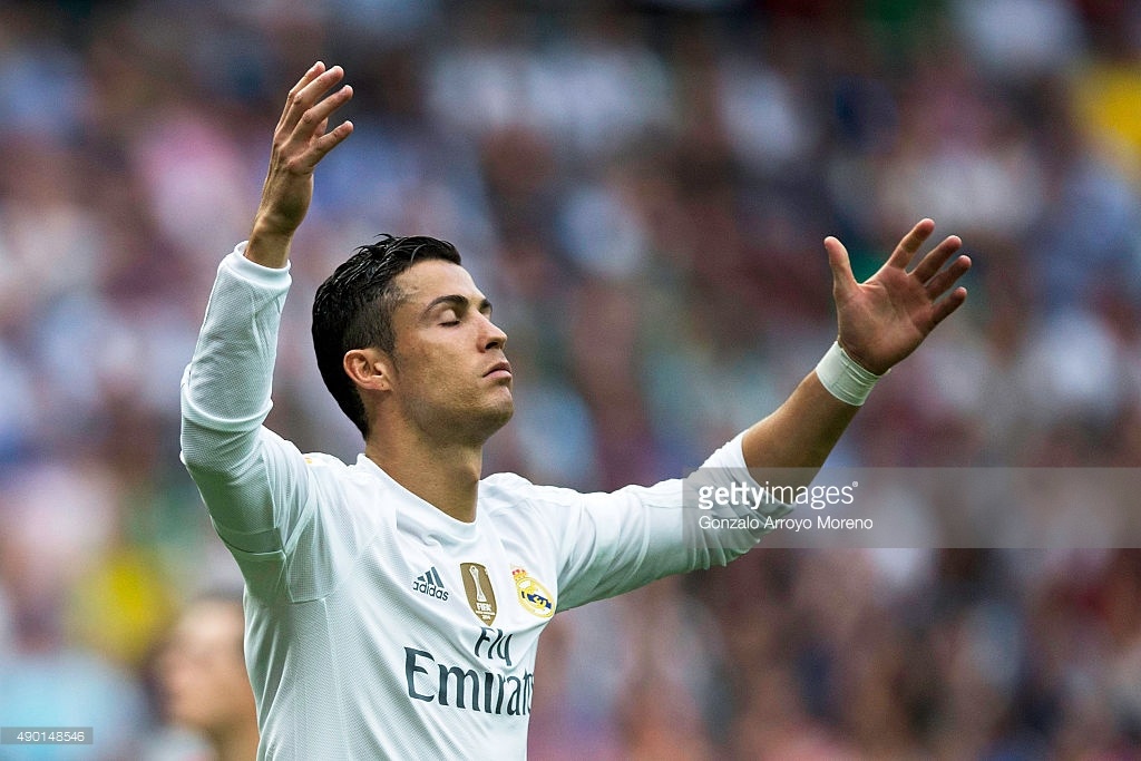 CR7 tỏ ra quá vô duyên trước khung thành của Malaga cuối tuần trước. Ảnh: Getty.