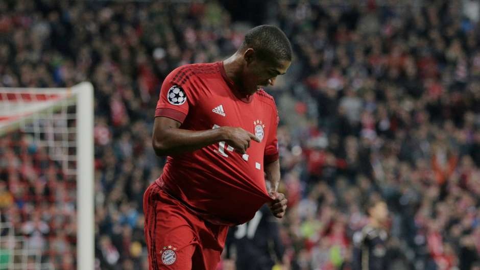 Tiền đạo trái: Douglas Costa (Bayern Munich): Với lối chơi đầy kỹ thuật nhưng không kém phần hiệu quả, ngôi sao người Brazil ngay lập tức khẳng định tài năng của mình trong màu áo nhà ĐKVĐ Bundesliga. Cựu cầu thủ Shakhtar Donetsk là người ghi bàn mở tỷ số cho “Hùm xám” trong chiến thắng 5 sao trước Dinamo Zagreb.