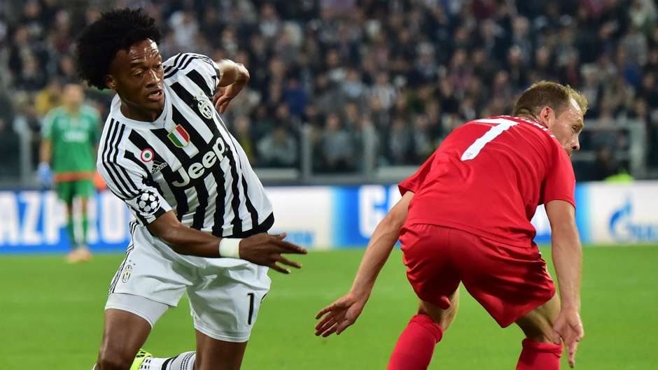 Tiền vệ phải: Juan Cuadrado (Juventus): Ngôi sao chạy cánh người Colombia dần tìm được phong độ trong màu áo Bianconeri. Anh liên tục có những pha bứt tốc bên hành lang cánh phải và tạo ra vô số cơ hội cho đồng đội ghi bàn. Có lẽ, Jose Mourinho nên học hỏi Massimilliano Allegri cách sử dụng tiền vệ 27 tuổi sao cho hiệu quả. 