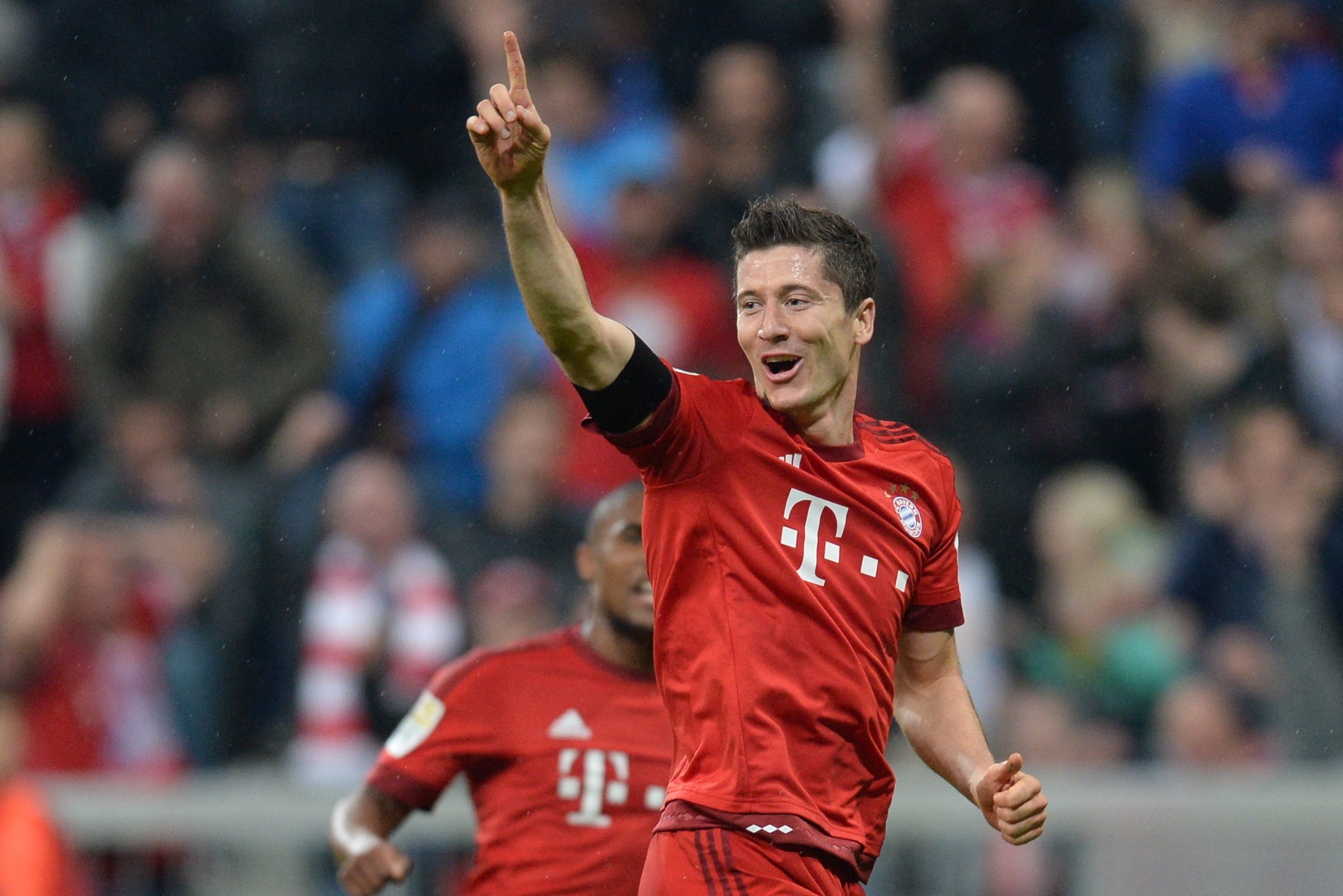 Tiền đạo: Robert Lewandowski (Bayern Munich): Với hiệu suất 10 bàn sau 3 trận, tuyển thủ Ba Lan đang trở thành cỗ máy săn bàn hàng đầu châu Âu. Hattrick vào lưới Dinamo Zagreb vừa qua chính là lời khẳng định cho tài năng và đẳng cấp chân sút 27 tuổi.
