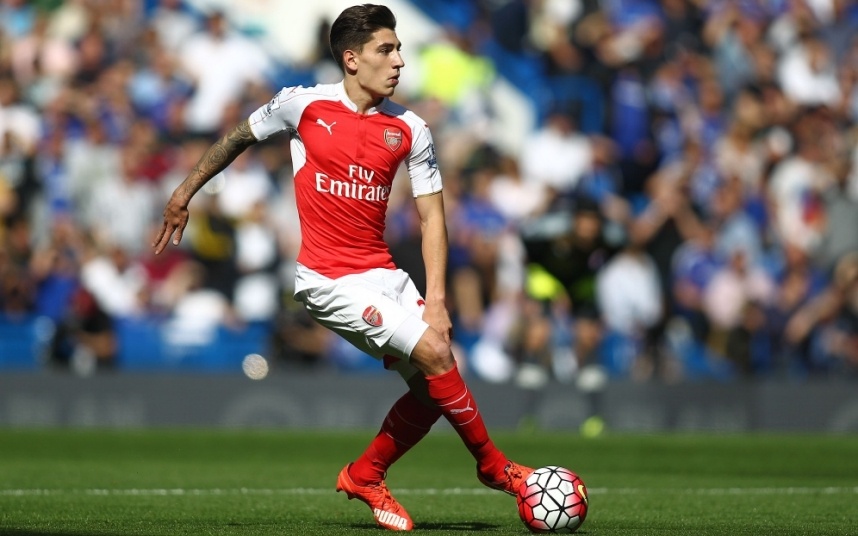 Hậu vệ phải: Hector Bellerin: Với sự hiệu quả và chắc chắn trong cả phòng ngự lẫn tấn công, sao mai 20 tuổi trở thành chốt chặn không thể thay thế bên hành lang cánh phải của “Pháo thủ” kể từ năm 2014. Hiện tại, cầu thủ trưởng thành từ lò đào tạo La Masia vẫn cho thấy phong độ ấn tượng khi thực hiện thành công 8 cú tắc bóng, 18 pha đánh chặn và 23 lần phá bóng từ đầu mùa giải.