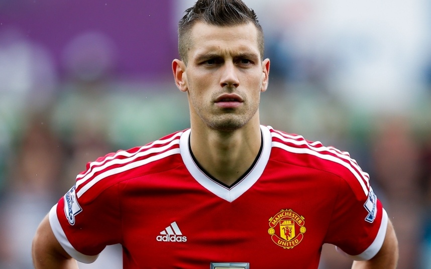 Tiền vệ phòng ngự: Morgan Schneiderlin: Sự thận trọng và điềm tĩnh thể hiện rõ trong từng pha xử lý của cựu cầu thủ Southampton. Louis Van Gaal đánh giá, tiền vệ 25 tuổi hoàn toàn đủ khả năng trở thành một “Roy Keane mới” tại Nhà hát của những giấc mơ.