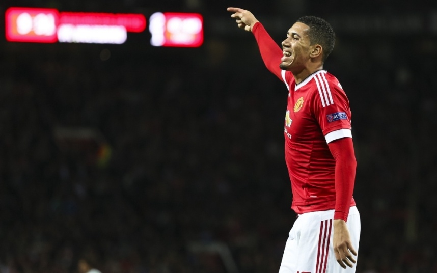 Trung vệ: Chris Smalling: Cựu cầu thủ Fulham có sự lột xác ngoạn mục dưới sự dìu dắt của Louis Van Gaal. Với sự tự tin cùng tố chất của một thủ lĩnh, hậu vệ người Anh trở thành hòn đá tảng vô cùng vững chãi trước khung thành của David De Gea từ đầu mùa.