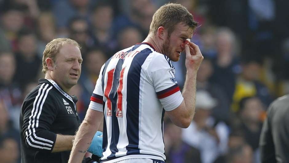 Tiền vệ trung tâm: Chris Brunt (West Brom): Trong trận thua 0-2 trước Crystal Palace, tiền vệ người Ireland có tình huống xoạc bóng vô duyên với Wilfried Zaha trong vòng cấm dẫn đến quả penalty cho “Đại bàng xanh” ở phút 89.