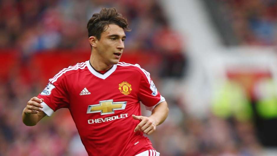 Hậu vệ phải: Matteo Darmian (Manchester United): “Cầu thủ xuất sắc nhất tháng 8” của M.U vừa trải qua một buổi chiều ác mộng tại Emirates. Tuyển thủ Italia tỏ ra bất lực trong việc theo kèm chân sút Alexis Sanchez và bị thay thế bằng Antonio Valencia ở đầu hiệp 2.