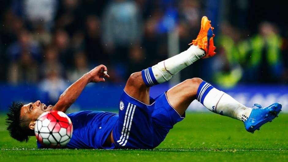 Tiền đạo cắm: Radamel Falcao (Chelsea): “Mãnh hổ” chỉ còn là cái bóng của mình từ khi chuyển sang thi đấu tại Premier League. Việc đầu quân cho người thầy cũ Jose Mourinho cũng không thể giúp chân sút từng làm mưa làm gió trên khắp châu Âu tìm lại khả năng săn bàn.