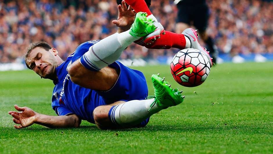 Trung vệ: Branislav Ivanovic (Chelsea): Như thường lệ, ngôi sao người Serbia tiếp tục thể hiện phong độ yếu kém trong cả khâu phòng ngự lẫn tấn công. Có cảm giác, bất kỳ cầu thủ nào tại giải Ngoại hạng cũng có thể vượt qua hậu vệ 31 tuổi chỉ bằng một cú ngoặt bóng đơn giản.