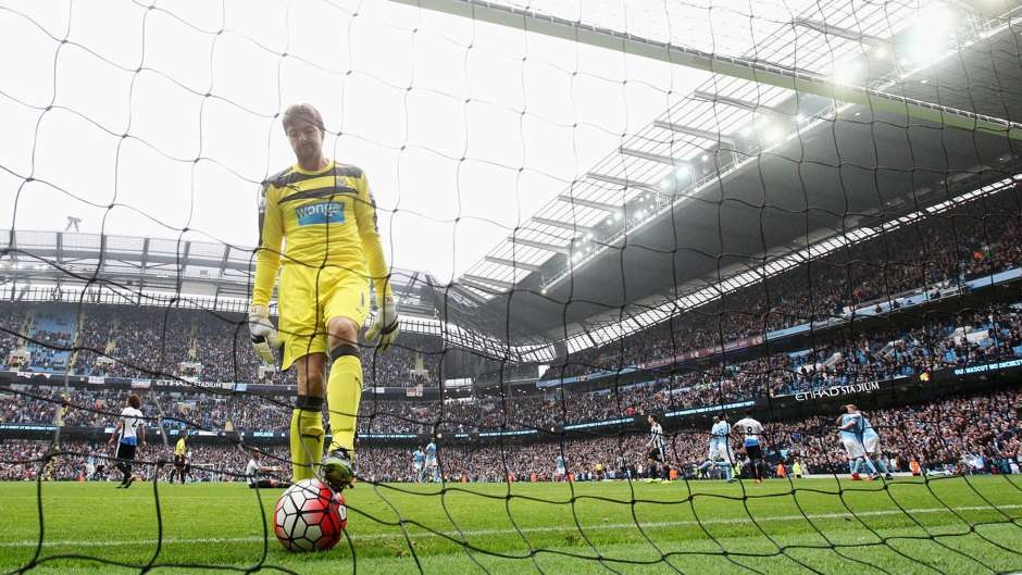 Thủ môn: Tim Krul (Newcastle): Với việc để lọt lưới đến 6 bàn thua chỉ trong một trận đấu, không ai xứng đáng hơn tuyển thủ Hà Lan ở vị trí thủ thành gây thất vọng nhất vòng đấu vừa qua.