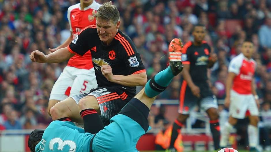 Tiền vệ trái: Bastian Schweinsteiger (Manchester United): Sự chậm chạp của lão tướng 31 tuổi trở thành điểm yếu chết người của đội chủ sân Old Trafford. Dấu hiệu tuổi tác khiến cựu sao Bayern cùng Michael Carrick không thể theo kịp những pha phối hợp ở tốc độ cao đến từ các cầu thủ Arsenal. Ảnh: Goal.