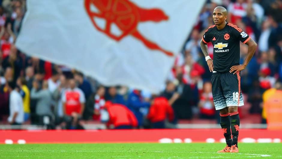 Hậu vệ trái: Ashey Young (Manchester United): Louis Van Gaal quá tự tin khi xếp cầu thủ chạy cánh người Anh thi đấu trong vai trò một hậu vệ trái. Arsenal đã tận dụng triệt để những sai lầm đến từ cựu cầu thủ Aston Villa để ghi 2 bàn thắng liễu “Quỷ đỏ” chỉ trong 20 phút thi đấu đầu tiên.