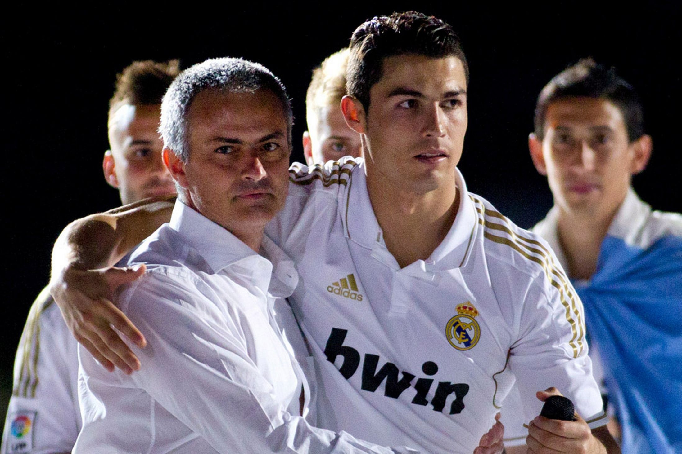 2. Nhục mạ tuổi thơ của Cristiano Ronaldo (2007): Trong mùa giải cuối cùng Mourinho dẫn dắt Chelsea, Ronaldo, ngôi sao của M.U khi đó đã khẳng định vị thuyền trưởng của “The Blues” chỉ là một kẻ bảo thủ luôn cho mình là đúng. Jose cũng không phải dạng vừa, ông lập tức bác bỏ những cáo buộc trên và cho rằng chân sút người đồng hương có một tuổi thơ gian khó và không được giáo dục.