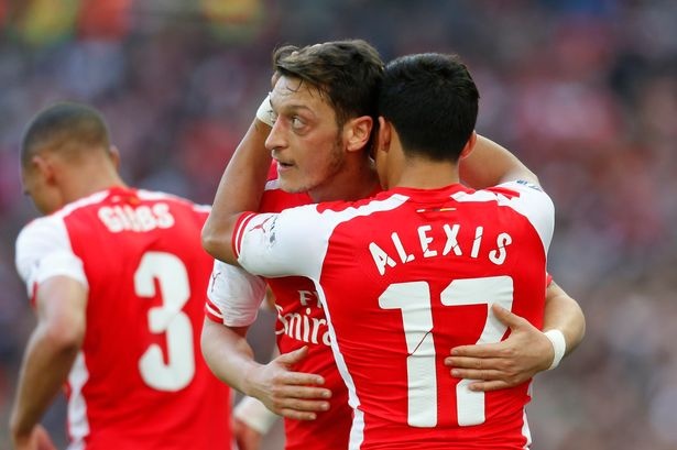 Arsenal đang bay cao nhờ phong độ chói sáng của bộ đôi Alexis Sanchez, Mesut Oezil. Ảnh: Mirror.