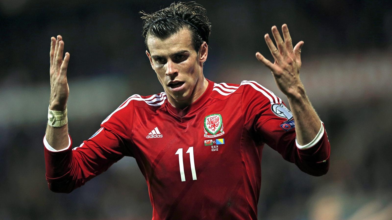 Tiền vệ phải: Gareth Bale (Xứ Wales): Với 7 bàn thắng cùng 2 đường kiến tạo, có thể khẳng định Gareth Bale đã tự tay đem về tấm vé dự vòng chung kết Euro tại Pháp cho đất nước mình. Đây cũng là lần đầu tiên xứ Wales góp mặt tại một giải đấu lớn kể từ World Cup năm 1958.