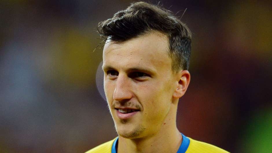 Trung vệ: Vlad Chiriches (Romania): Cầu thủ bị thất sủng tại Tottenham bỗng vụt sáng và trở thành vị trí quan trọng nhất của ĐTQG Romania. Trung vệ 25 tuổi là nhân tố chính giúp đội bóng quê hương giành tấm vé đến Pháp vào năm 2016 với thành tích chỉ để lọt lưới 2 bàn sau 10 trận đấu tại vòng loại.