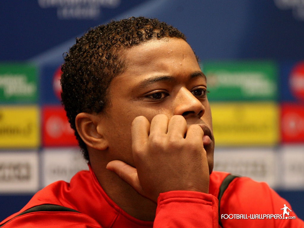 Patrice Evra van con am uc khi phai roi Manchester United hinh anh